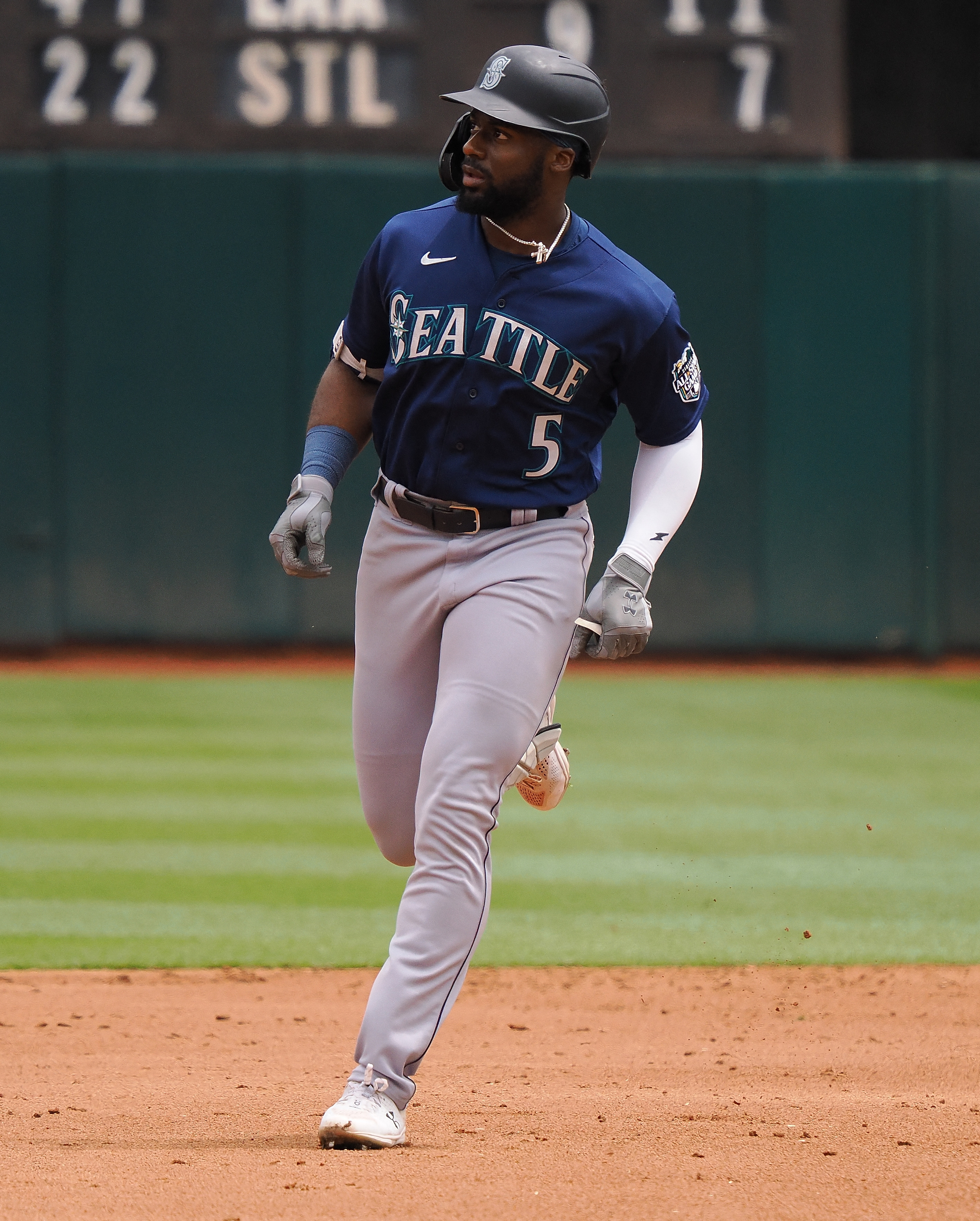 Mariners close out August with 21 wins after rallying past Oakland for 5-4  victory - ABC7 San Francisco