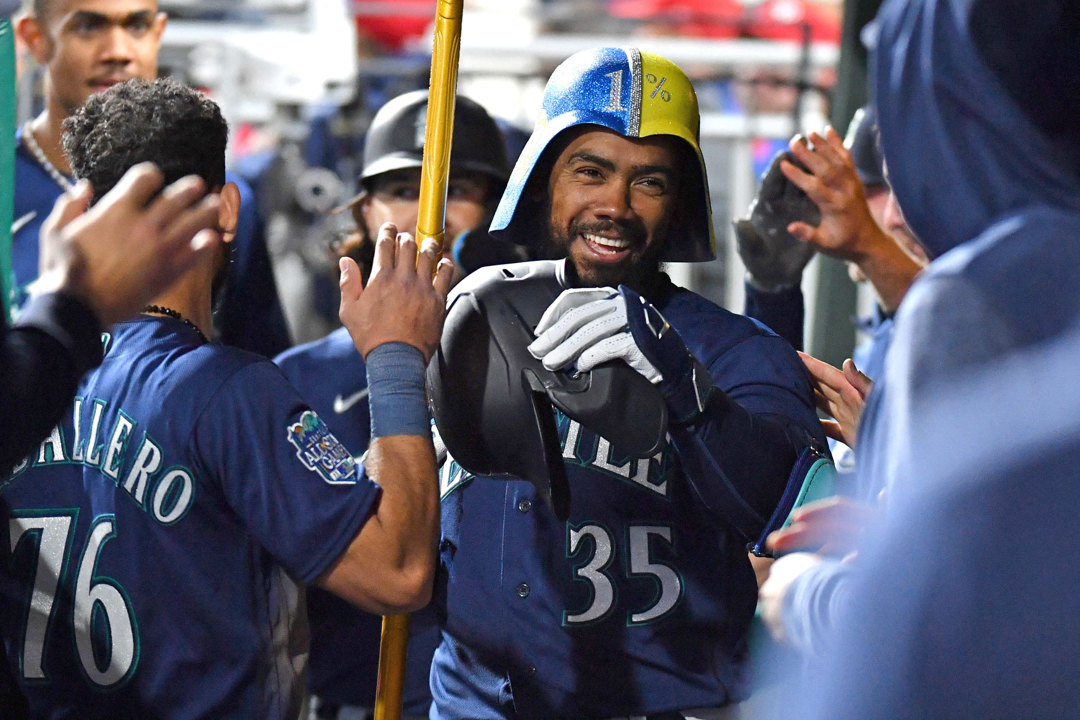 Teoscar Hernandez helps Mariners knock off Phillies