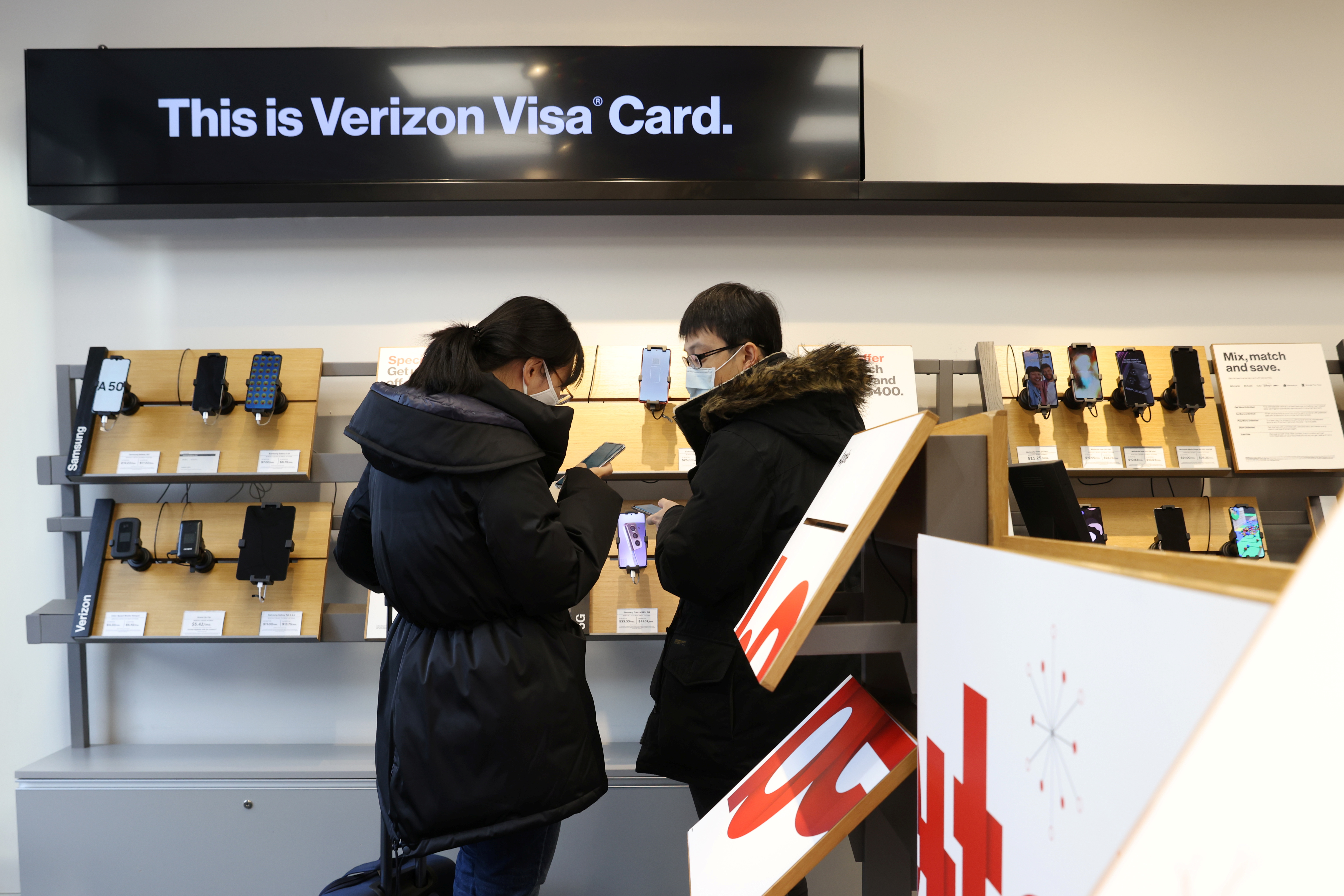 People are seen in a Verizon Store in Manhattan, New York City, U.S., November 23, 2021. REUTERS/Andrew Kelly