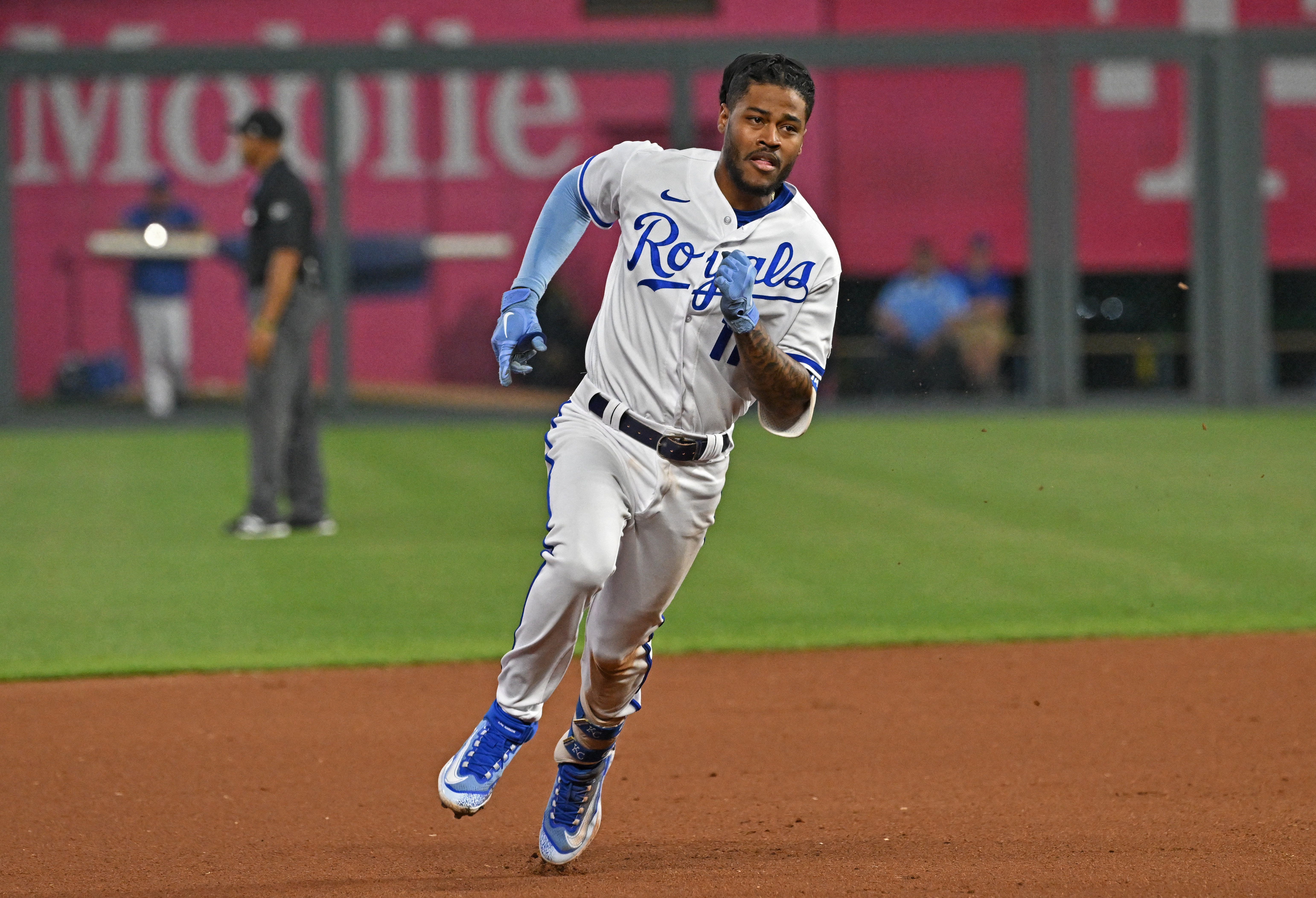 Cincinnati Reds blast four homers off Royals, leave Kansas City