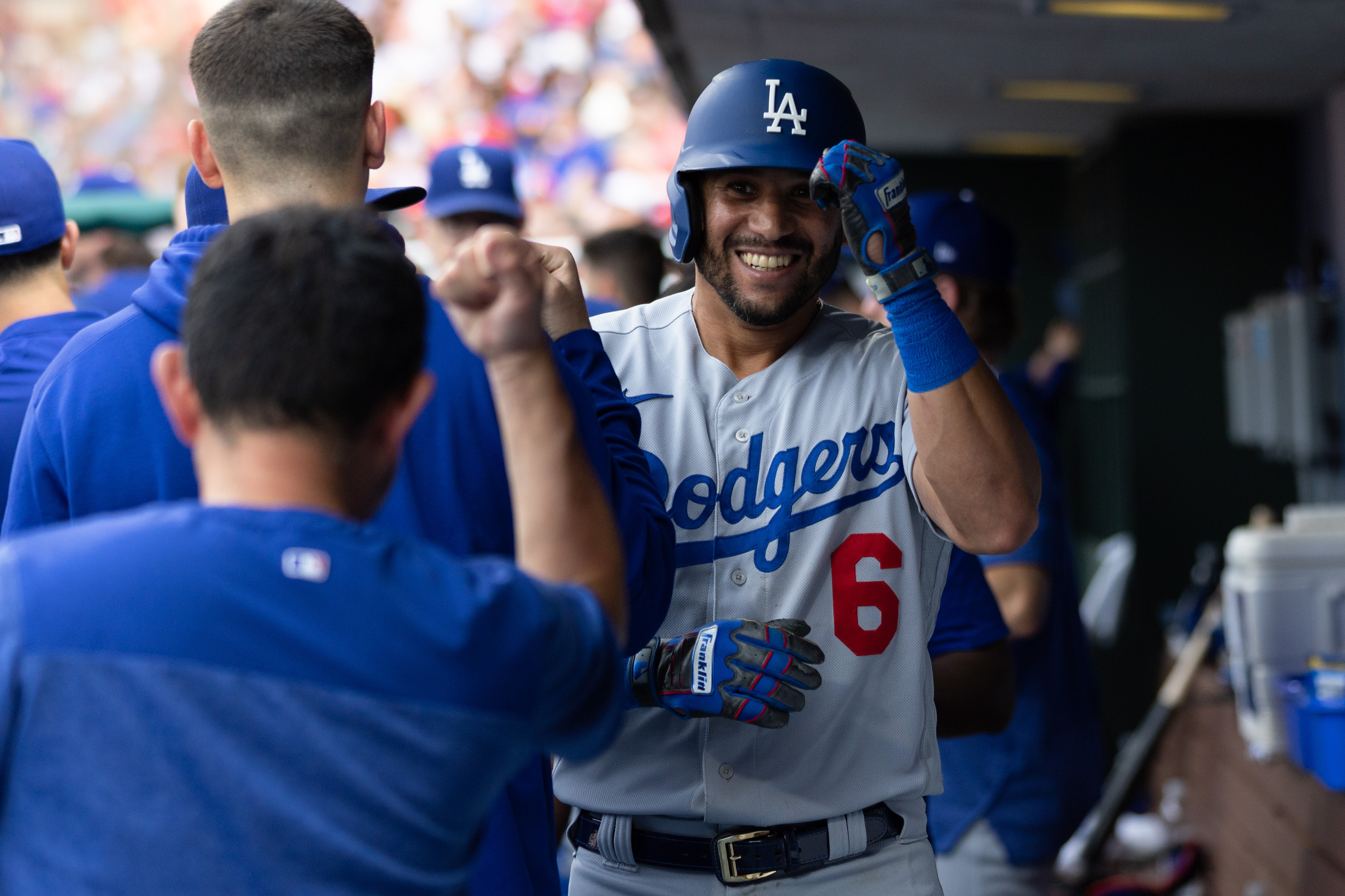 J.D. Martinez homers as Dodgers pound Phillies