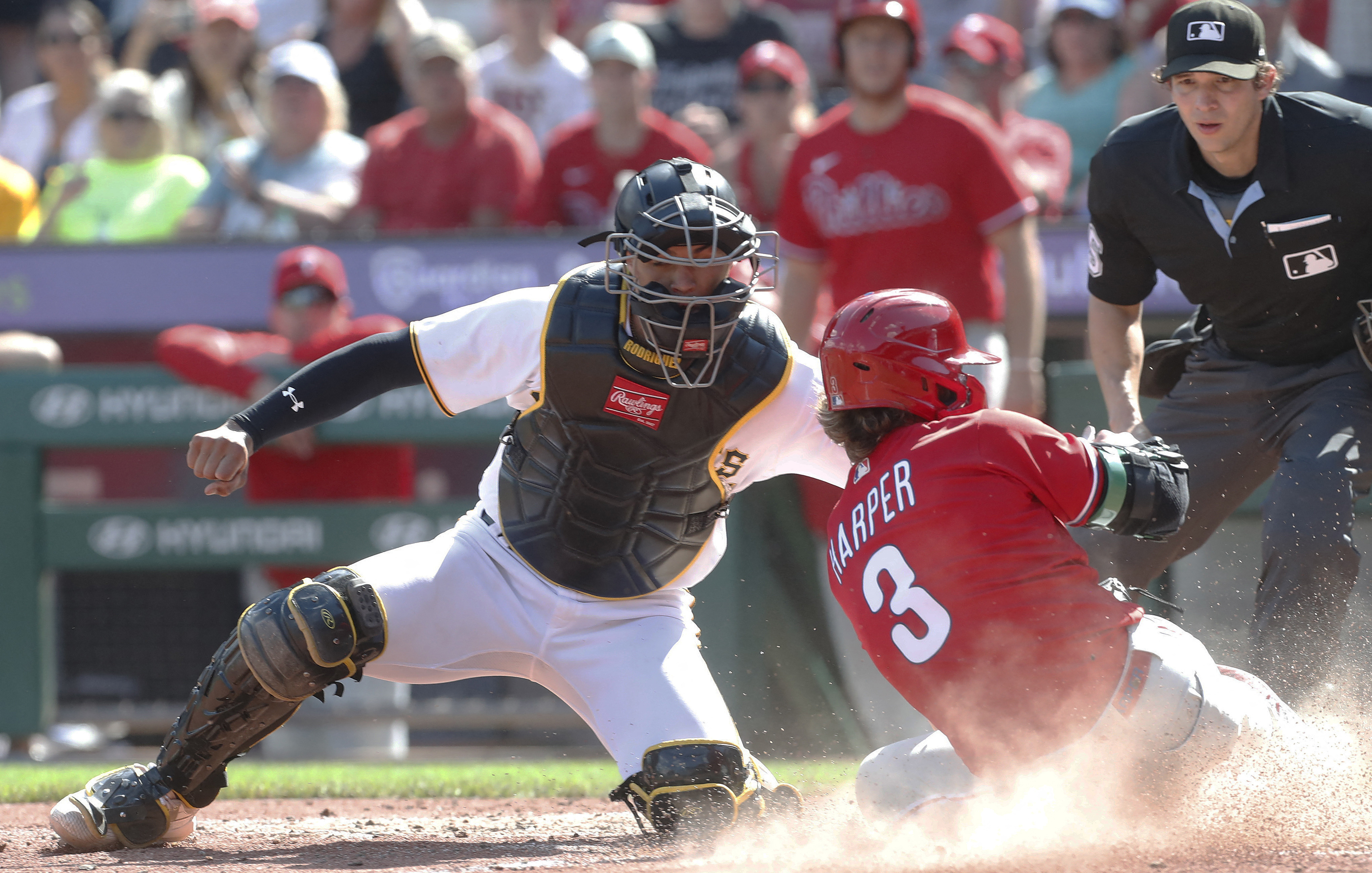 Pirates rally twice to beat Phillies and steal the series - CBS