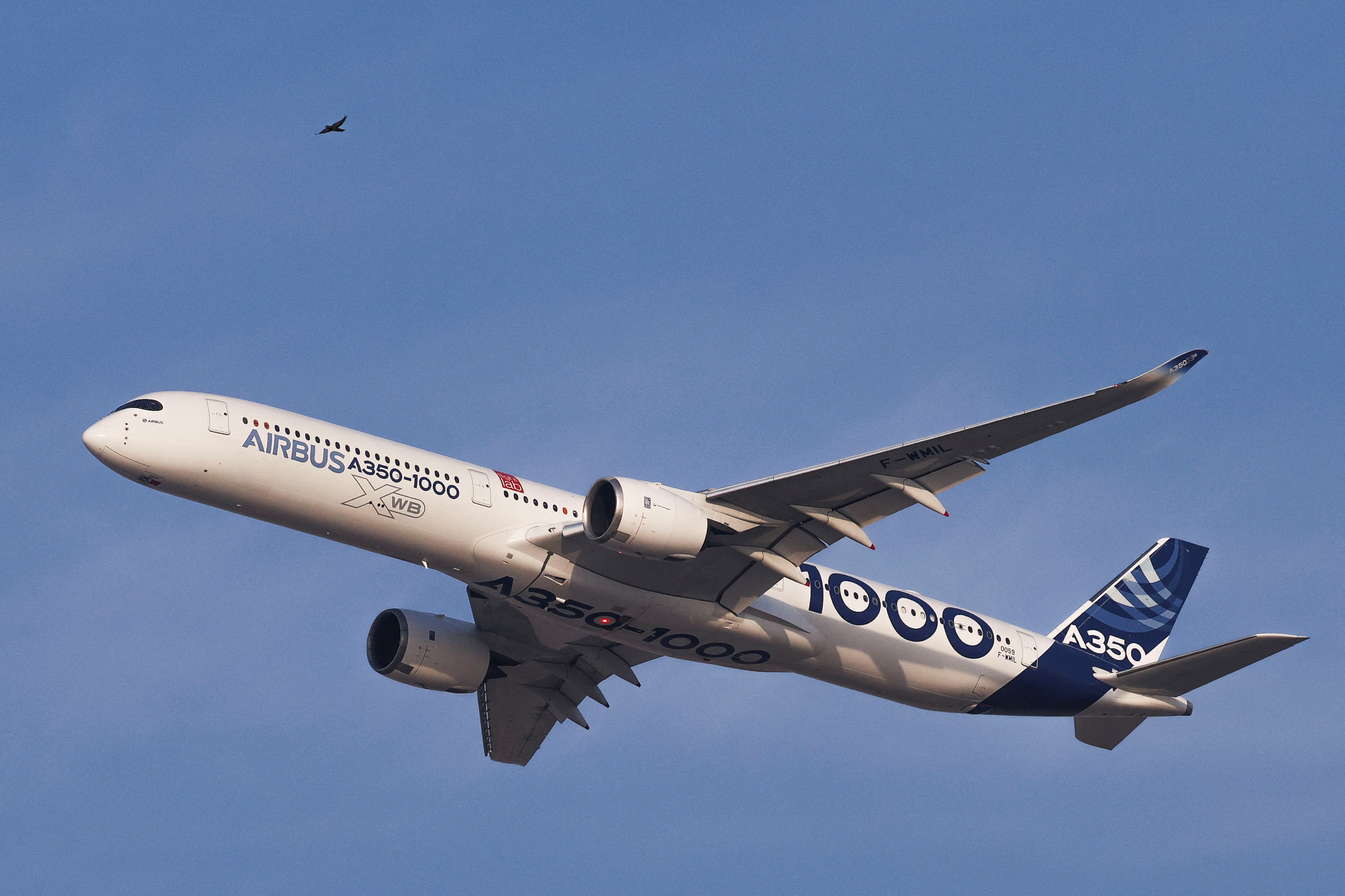4/14.new Airbus A350X 1/150=約45cm Airbus says it's studying potential larger version of A350 | Reuters