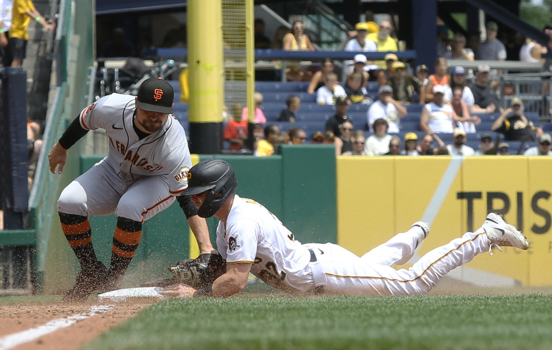 Giants erupt for 5 runs in the 10th to down Pirates