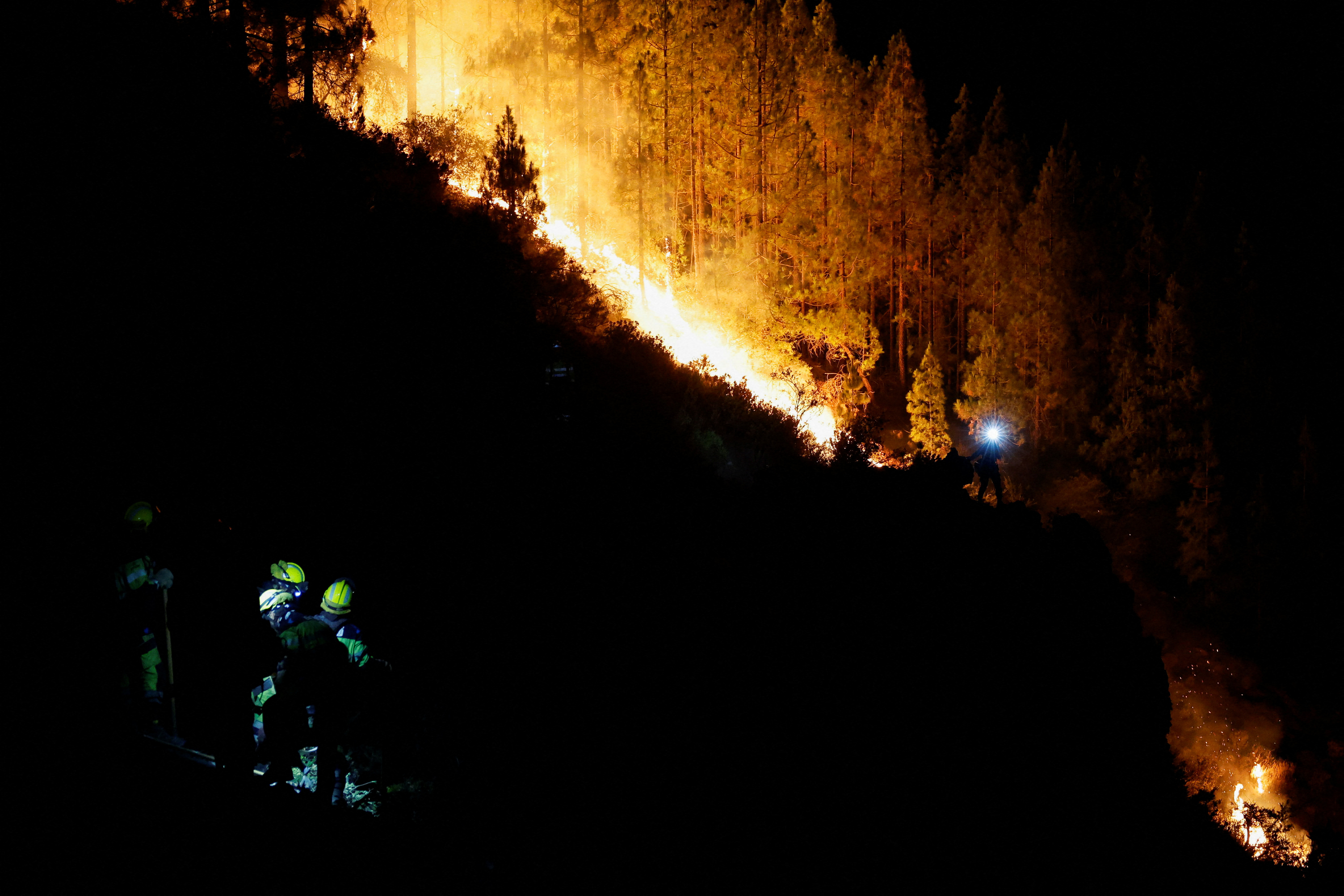 Firefighters close to stabilising Tenerife fire but air quality