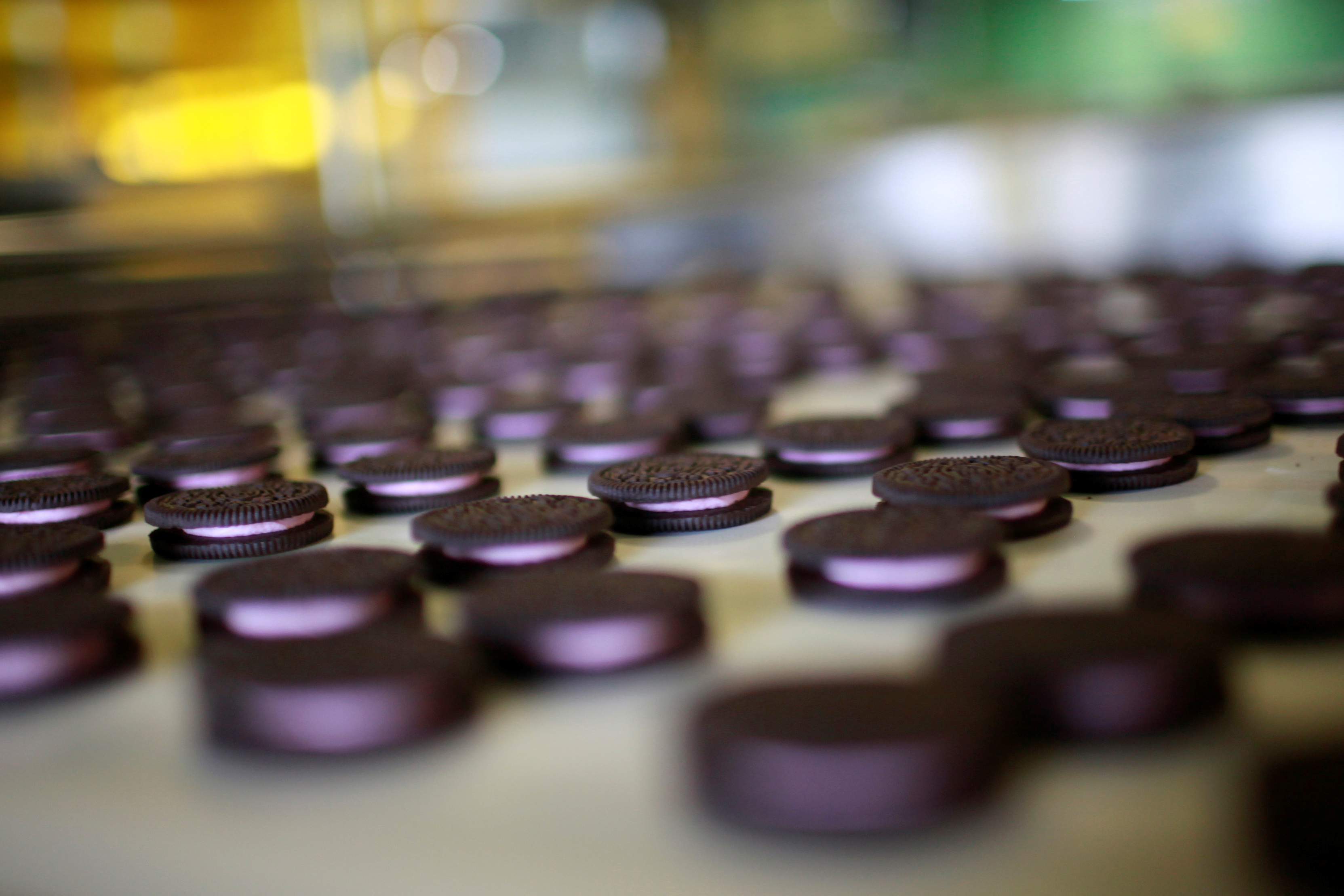 Freshly-baked Oreo cookies pass along a conveyor belt at a Kraft Foods' factory in Suzhou, Jiangsu province May 30, 2012./File Photo