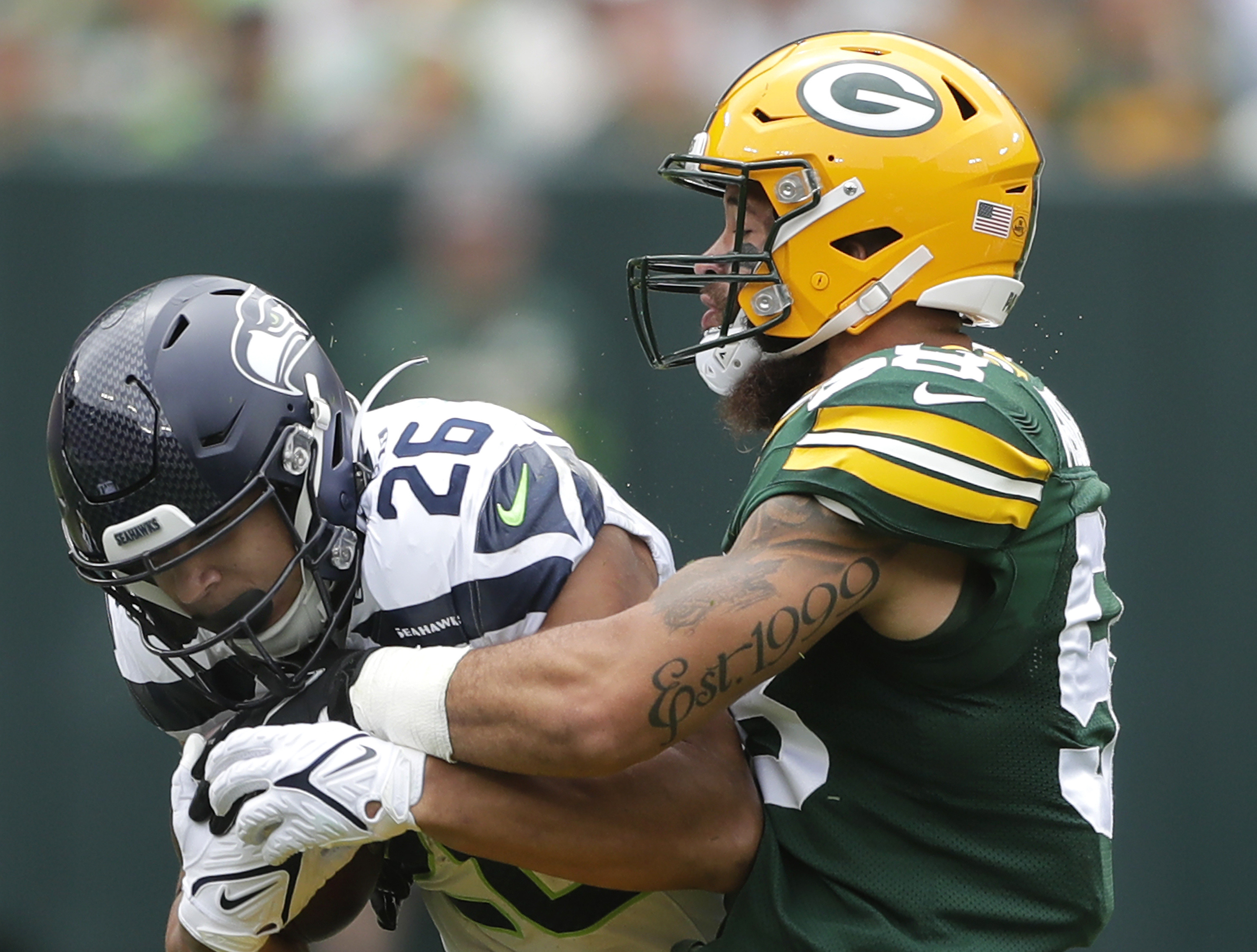 Packers Score Late, Hang On To Defeat Seahawks | Reuters