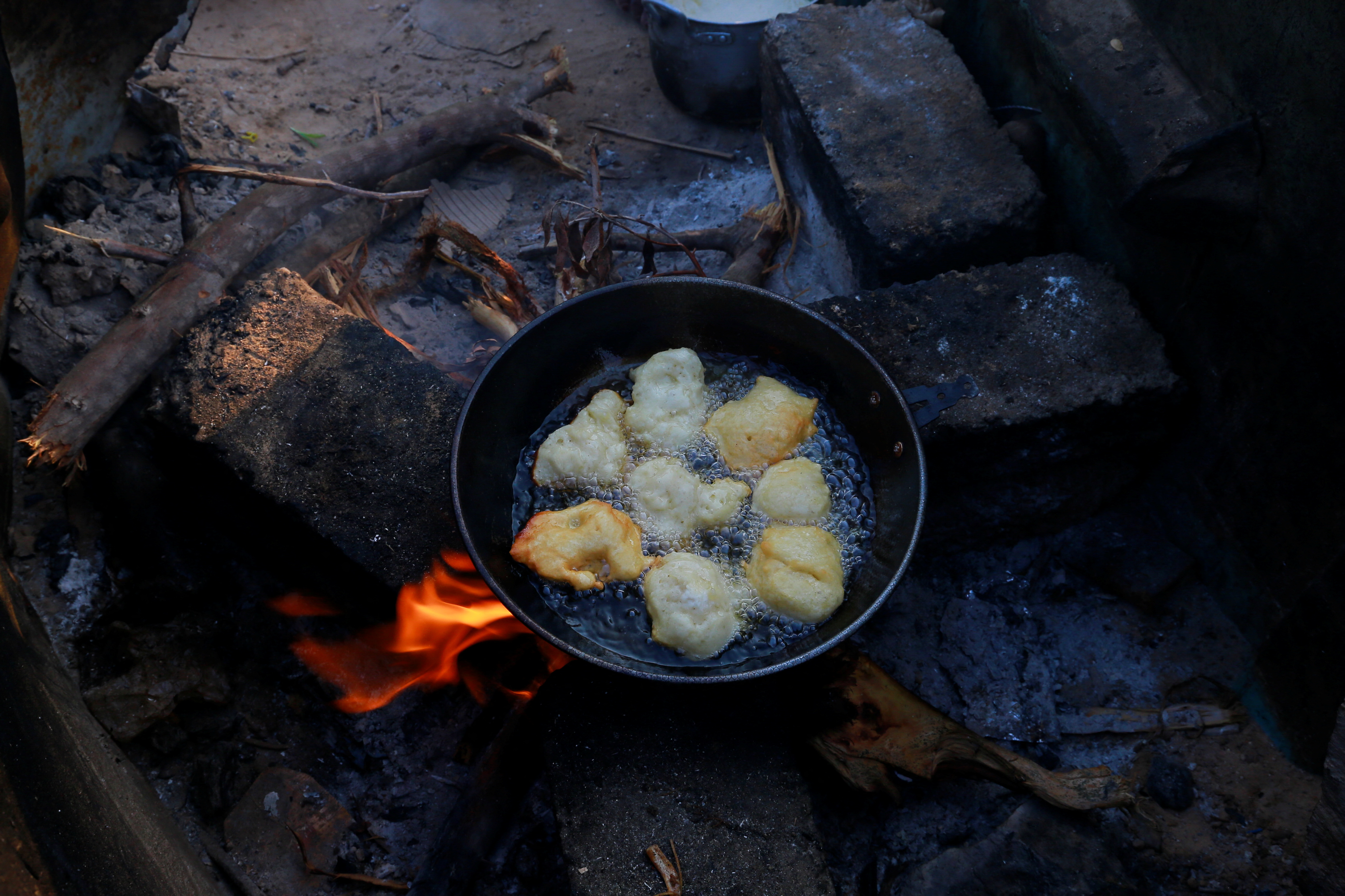 Meal is cooked at a camp for displaced people in al-Ghaidha