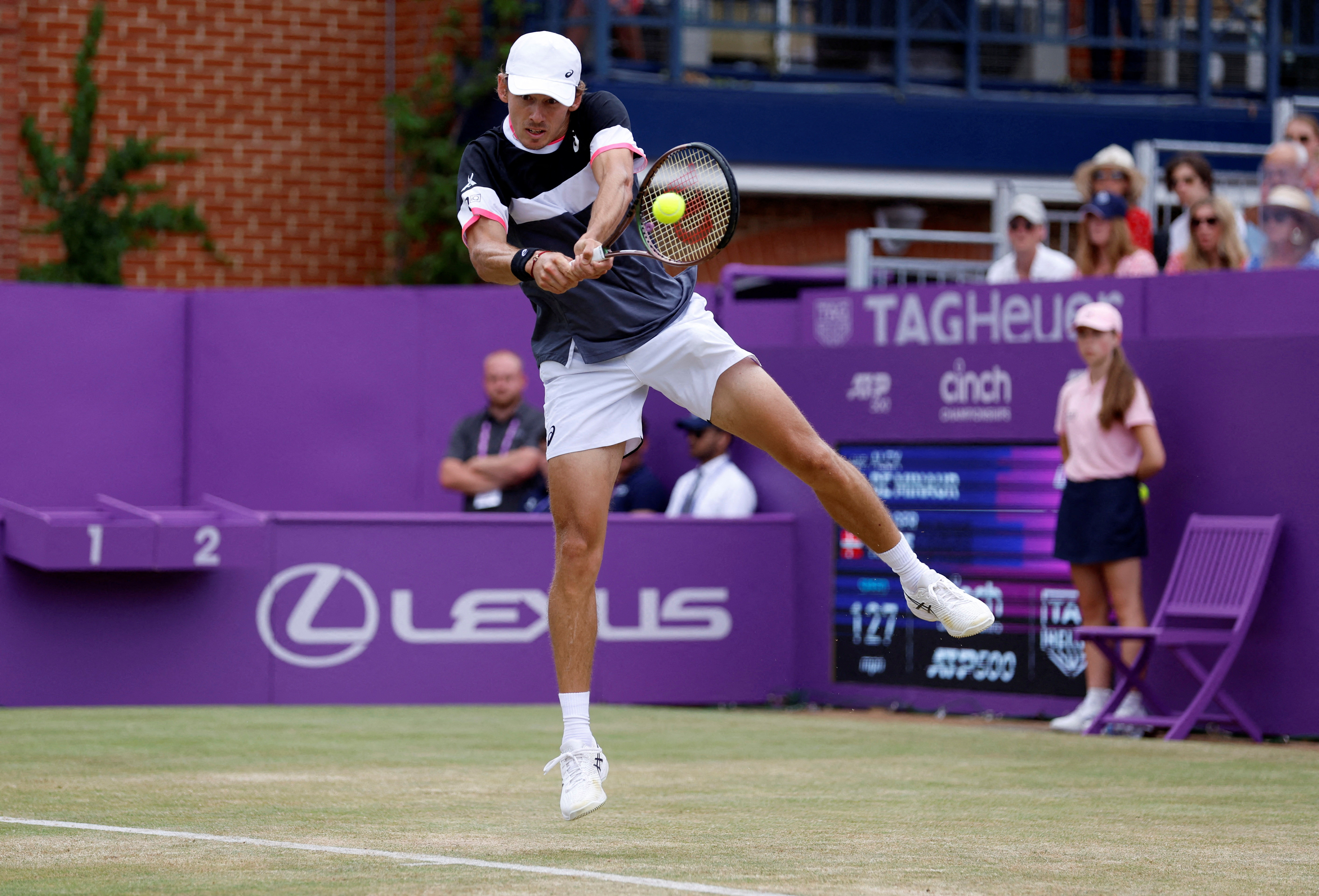 Alcaraz sets up Queens final against De Minaur Reuters