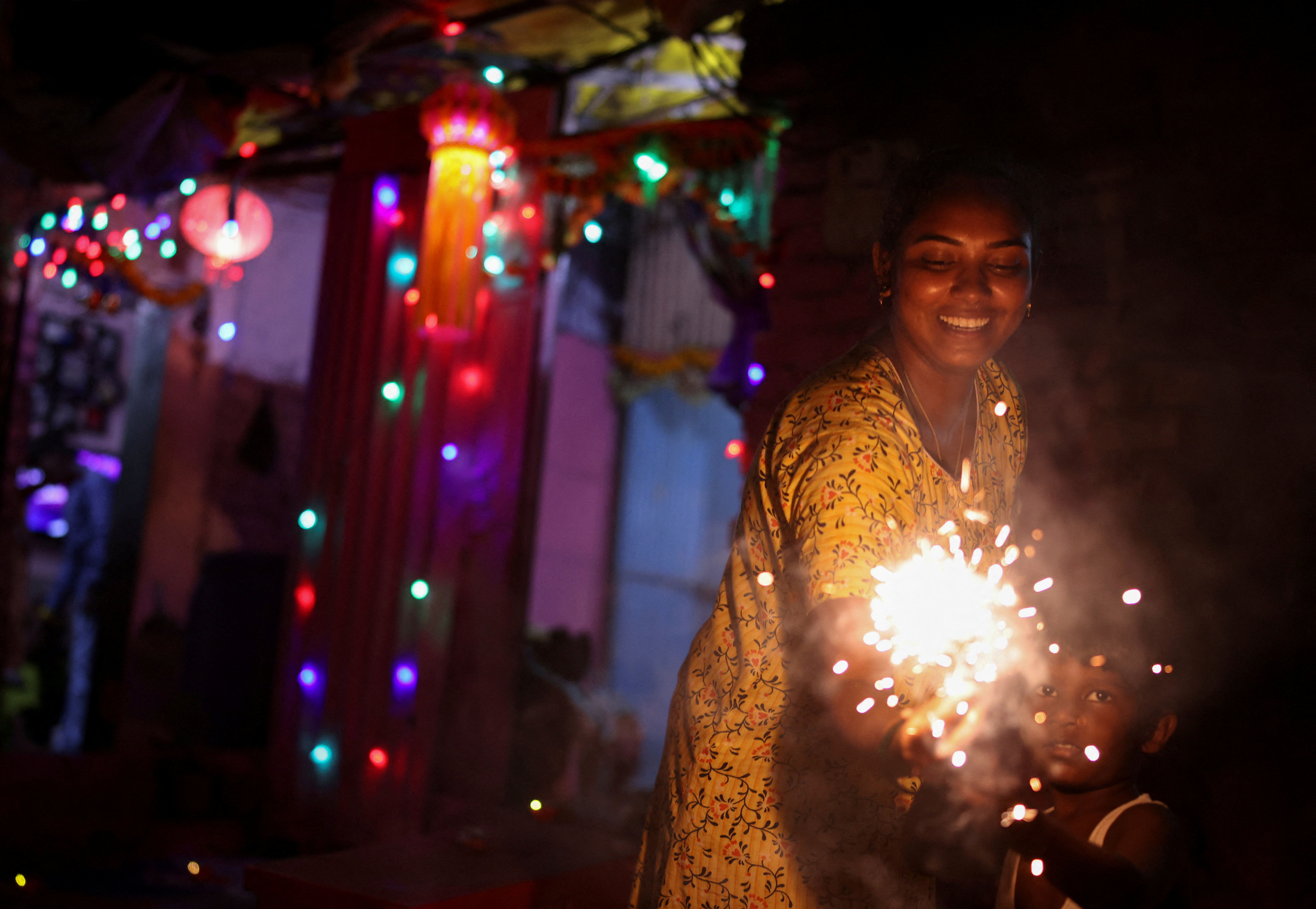 Diwali firecracker users face jail under New Delhi anti-pollution drive |  Reuters