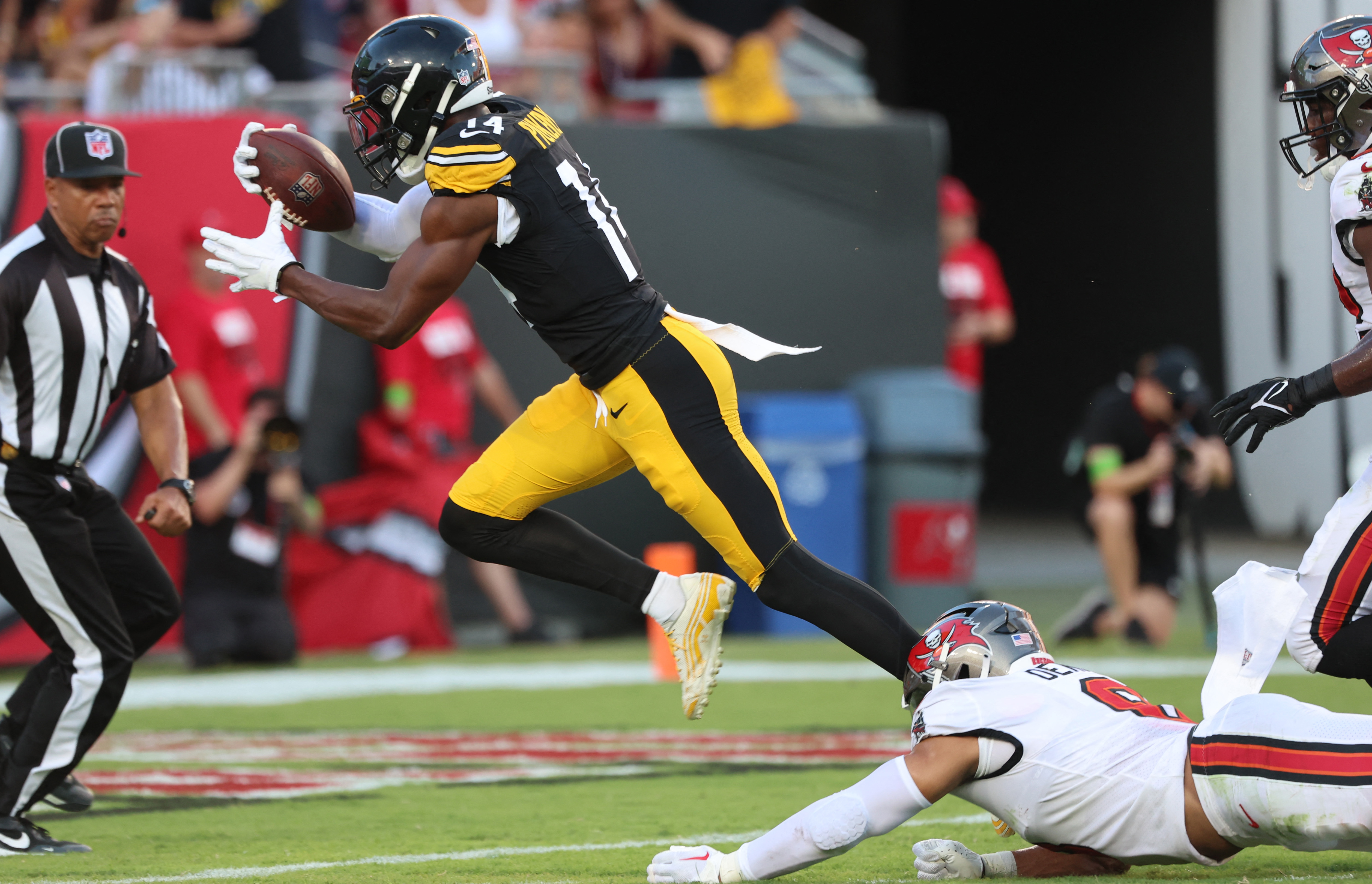 Steelers take down Buccaneers in preseason opener, 27-17