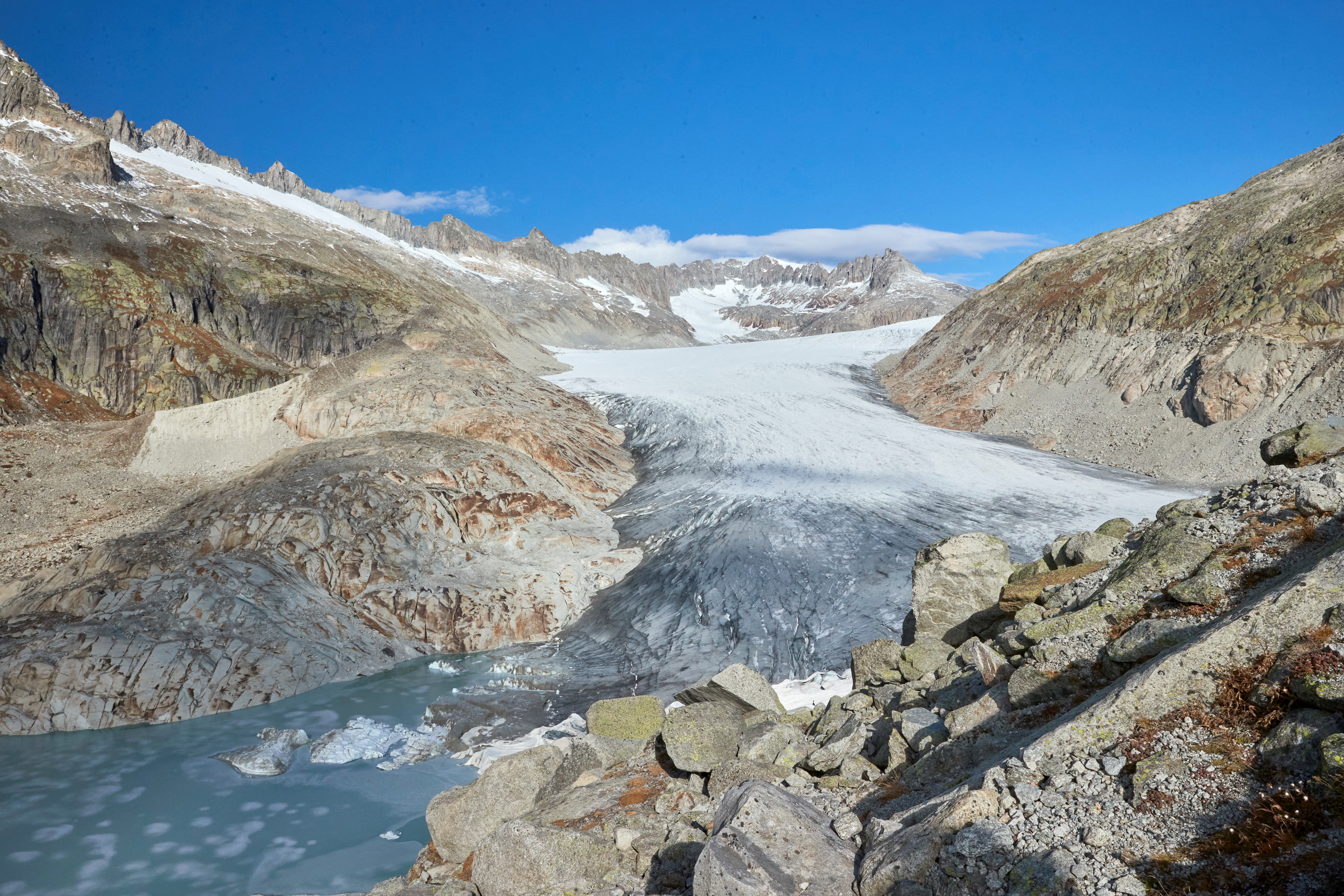 Ο παγετώνας του Ροδανού και η πηγή του ποταμού Ροδανού φαίνονται μια φθινοπωρινή μέρα στο Obergoms της Ελβετίας, στις 25 Οκτωβρίου 2021. REUTERS/Denis Balibuse