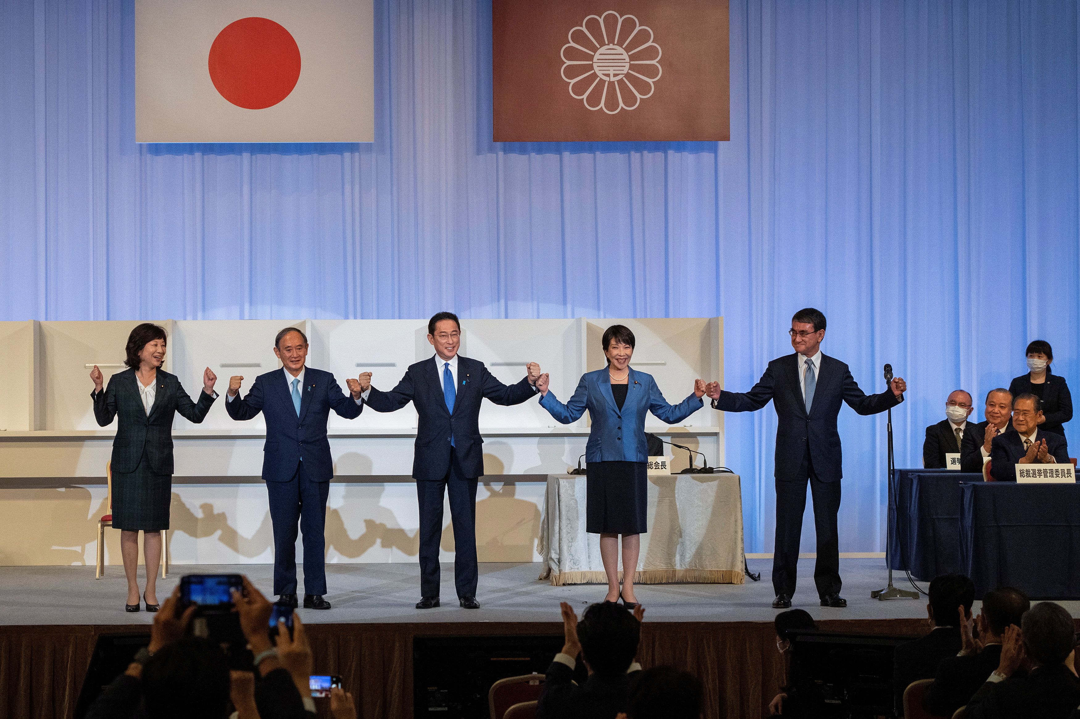 Former Japanese Foreign Minister Fumio Kishida celebrates with outgoing Prime Minister, Yoshihide Suga and fellow candidates, Seiko Noda, Sanae Takaichi and Taro Kono after winning the Liberal Democrat Party leadership election in Tokyo, Japan September 29, 2021. Carl Court/Pool via REUTERS