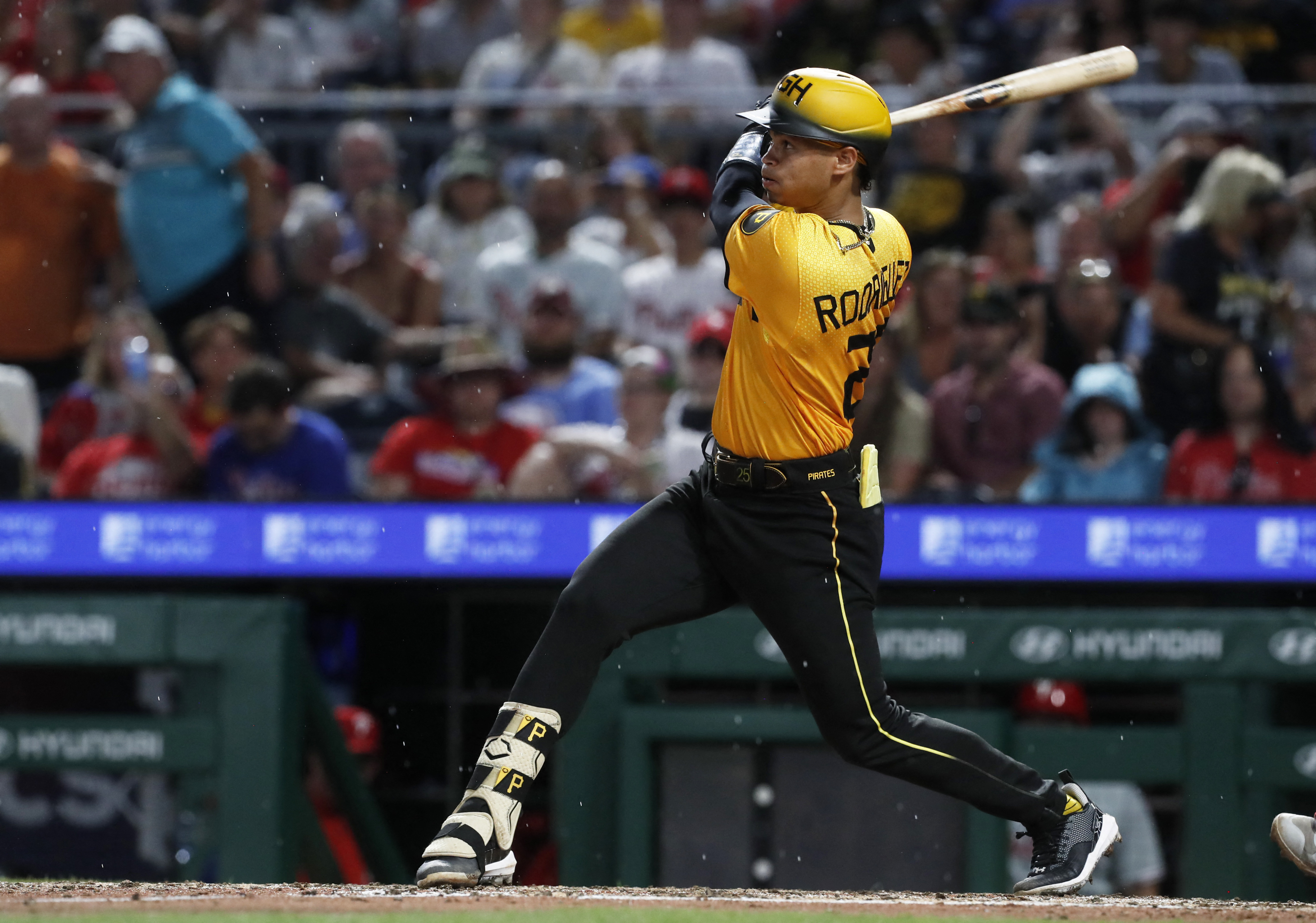 Kyle Schwarber blasted a 2-run HR as Phillies edged-Pirates