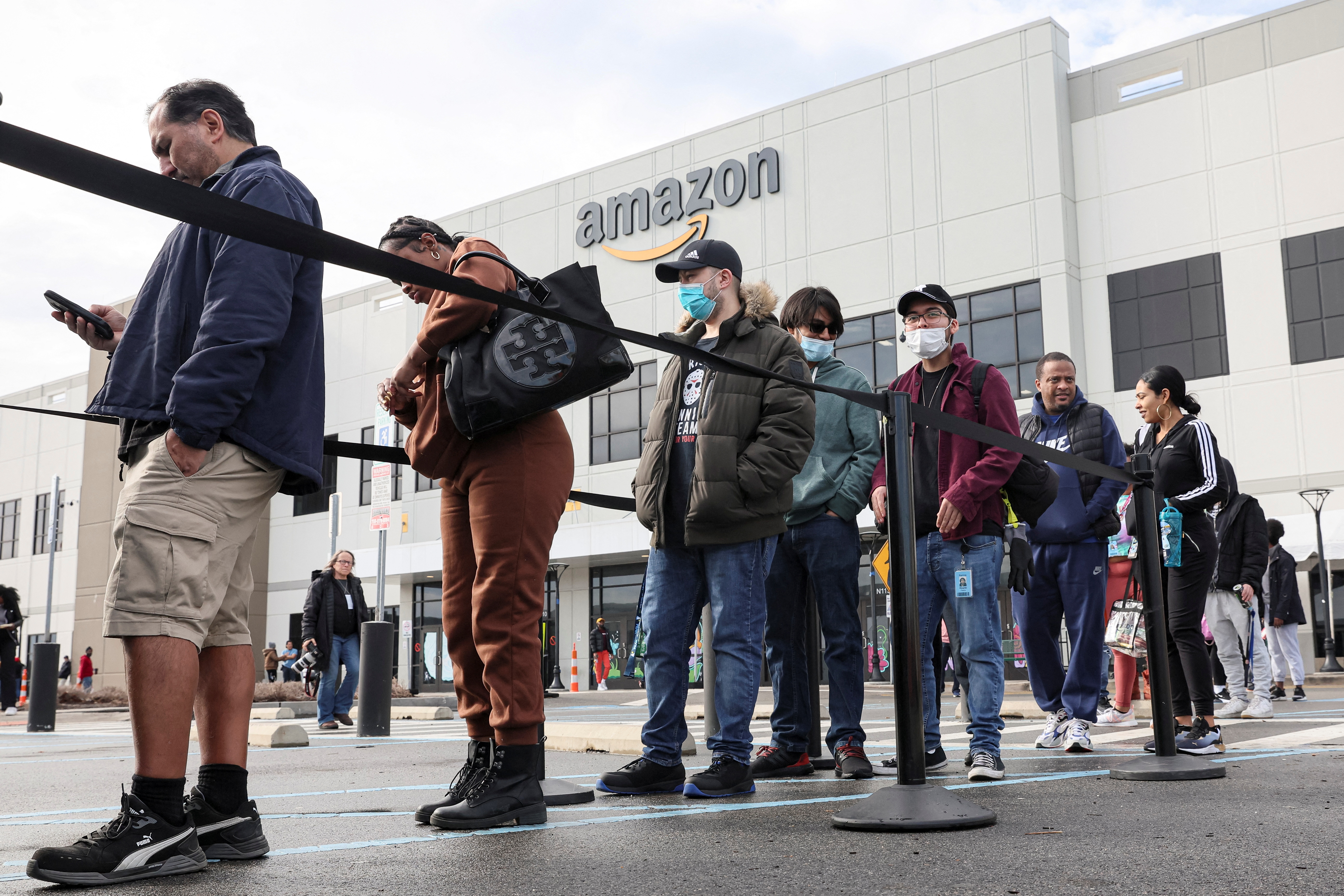 Desobediencia trabajo lunes Amazon workers in New York begin voting in union election | Reuters