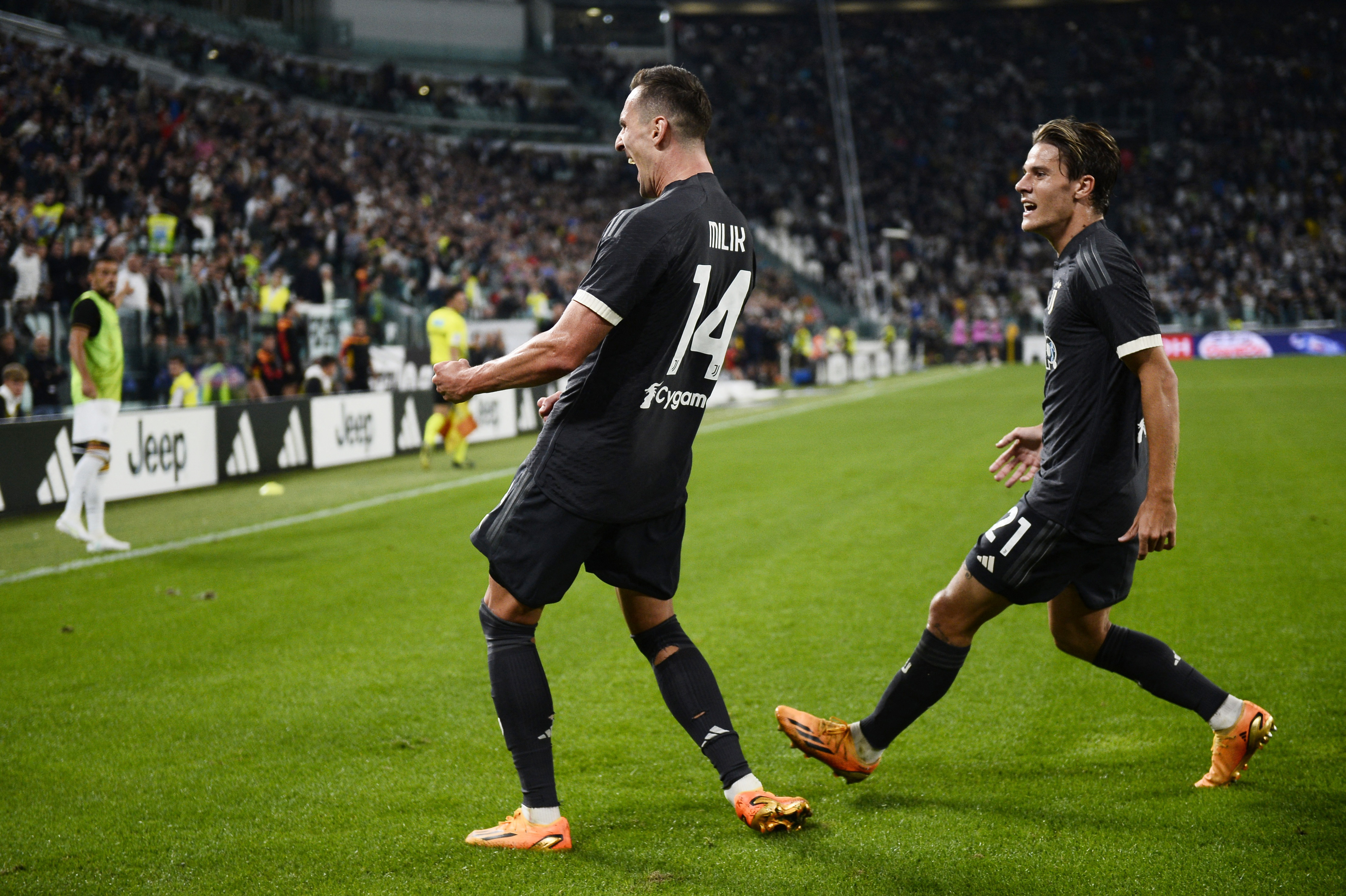 Milik scrambles in Juventus' winner for 1-0 victory over previously  unbeaten Lecce in Serie A