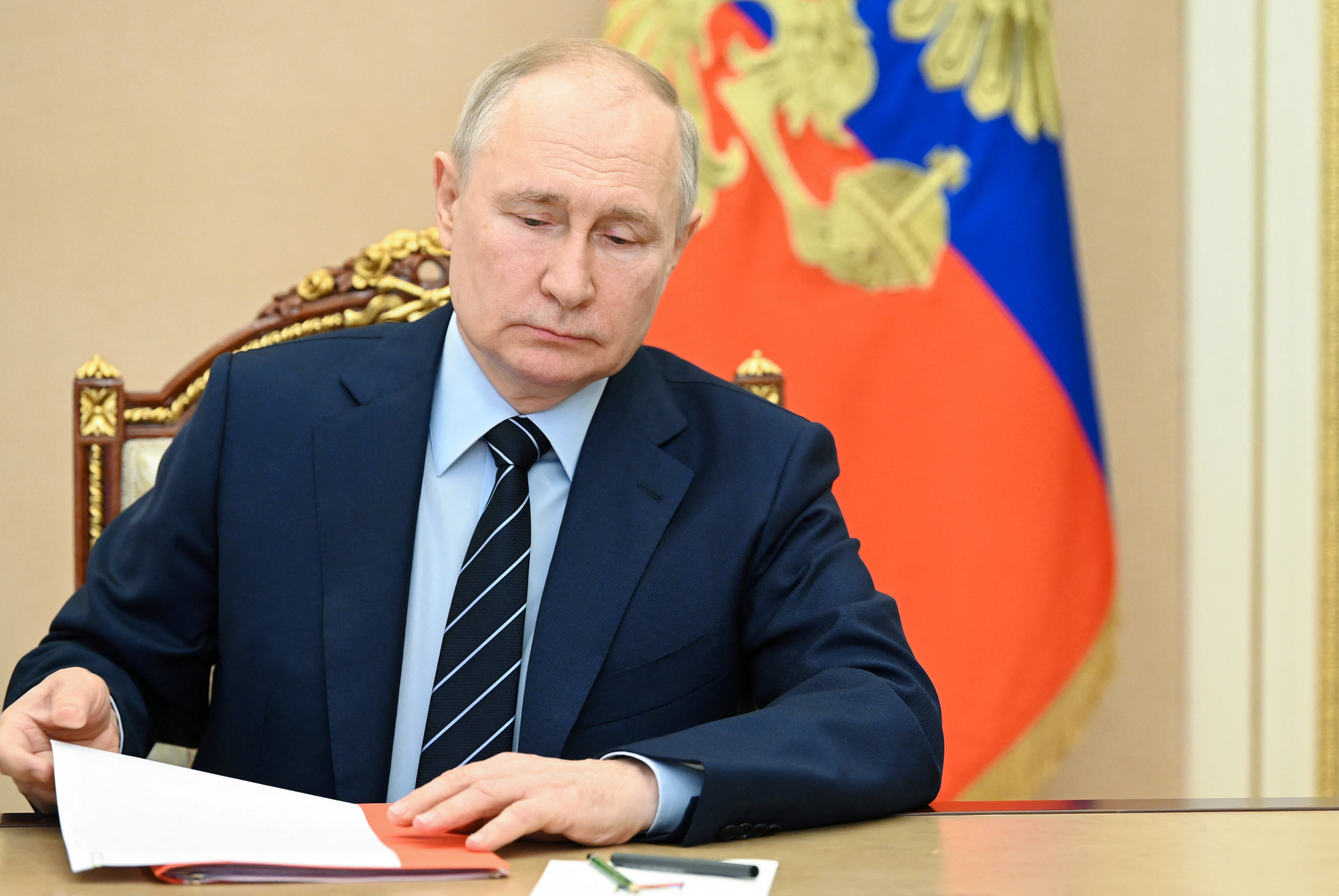 El presidente ruso Vladimir Putin preside una reunión con miembros del Consejo de Seguridad en Moscú