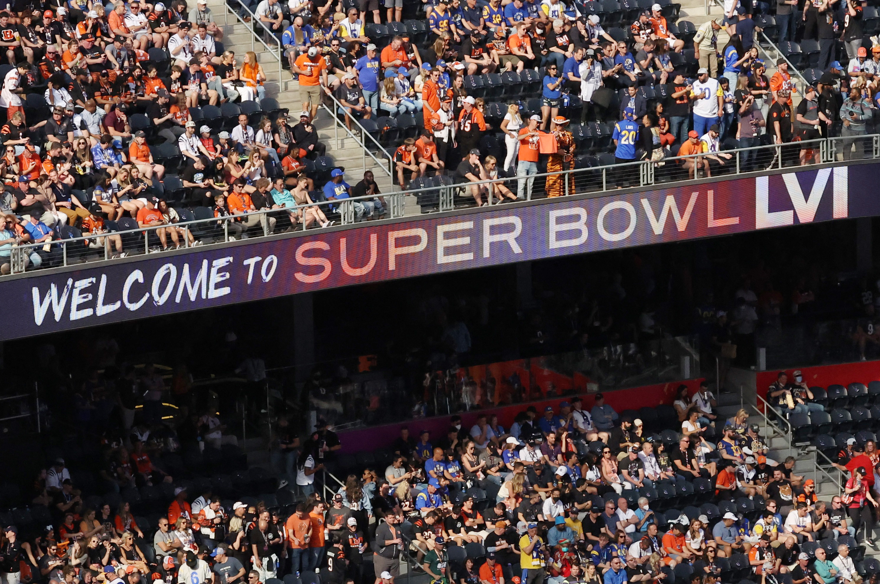 Fans buoyant despite sweltering security lines Bowl | Reuters