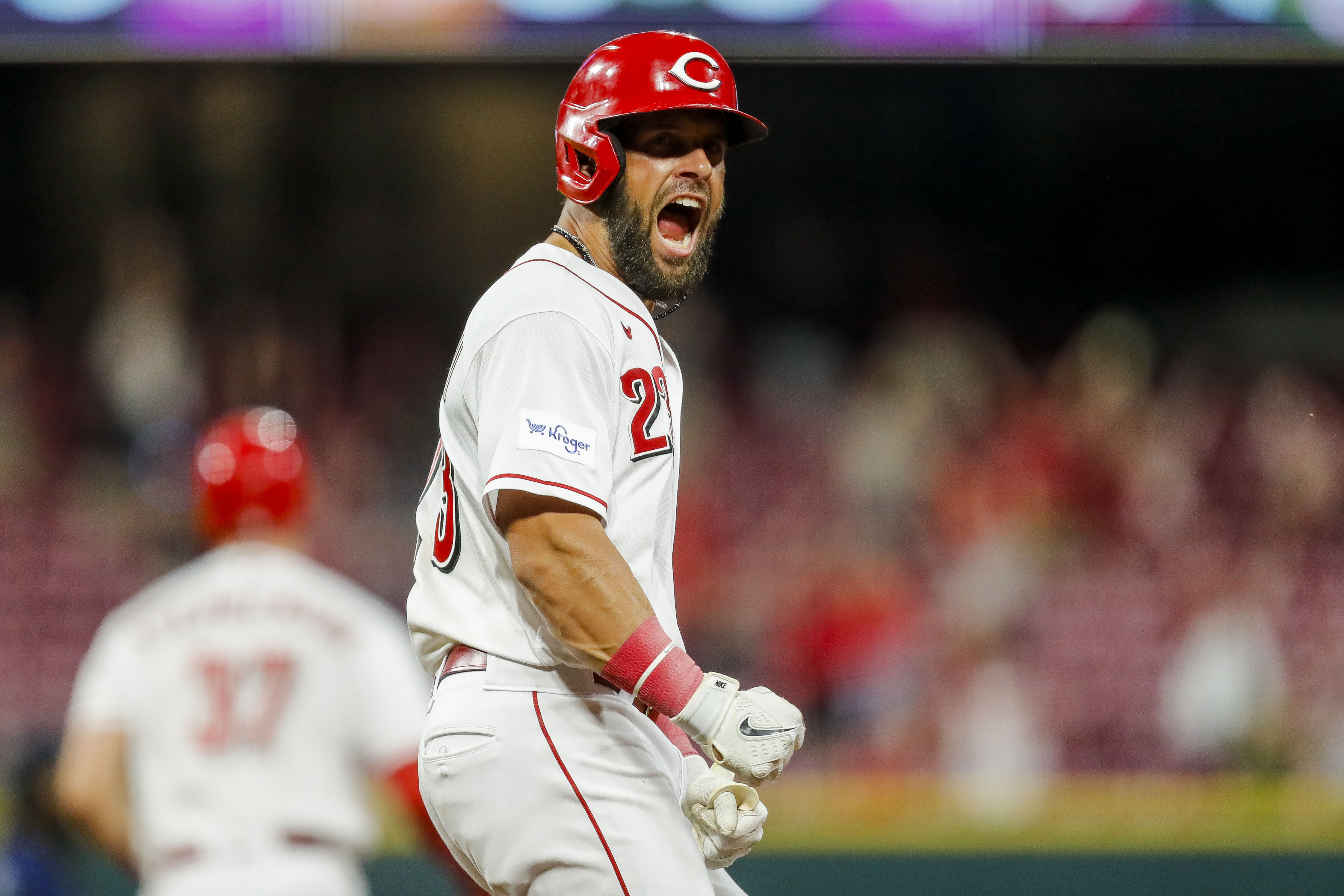 Nick Martini fuels Reds' late rally past Mariners