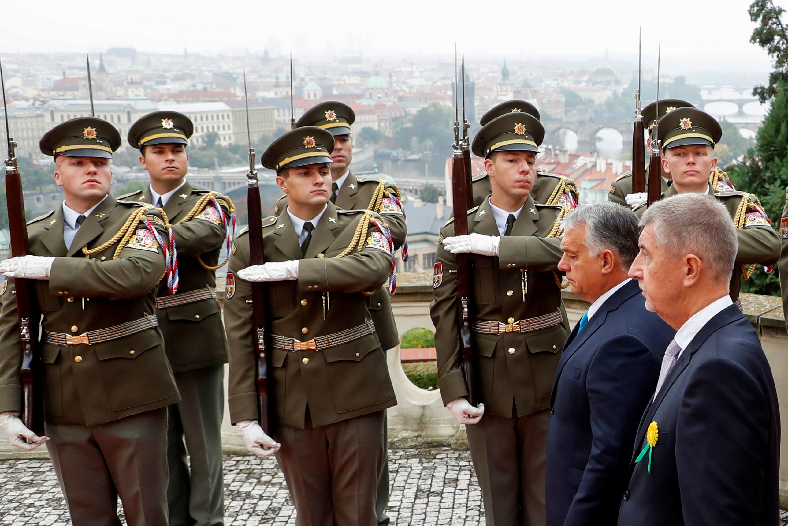 Premier Czech Andrej Babis i premier Węgier Viktor Orban przeglądają gwardię honorową podczas ceremonii powitania w willi Kramara w Pradze, Czechy, 29 września 2021 r. REUTERS / David W Cerny