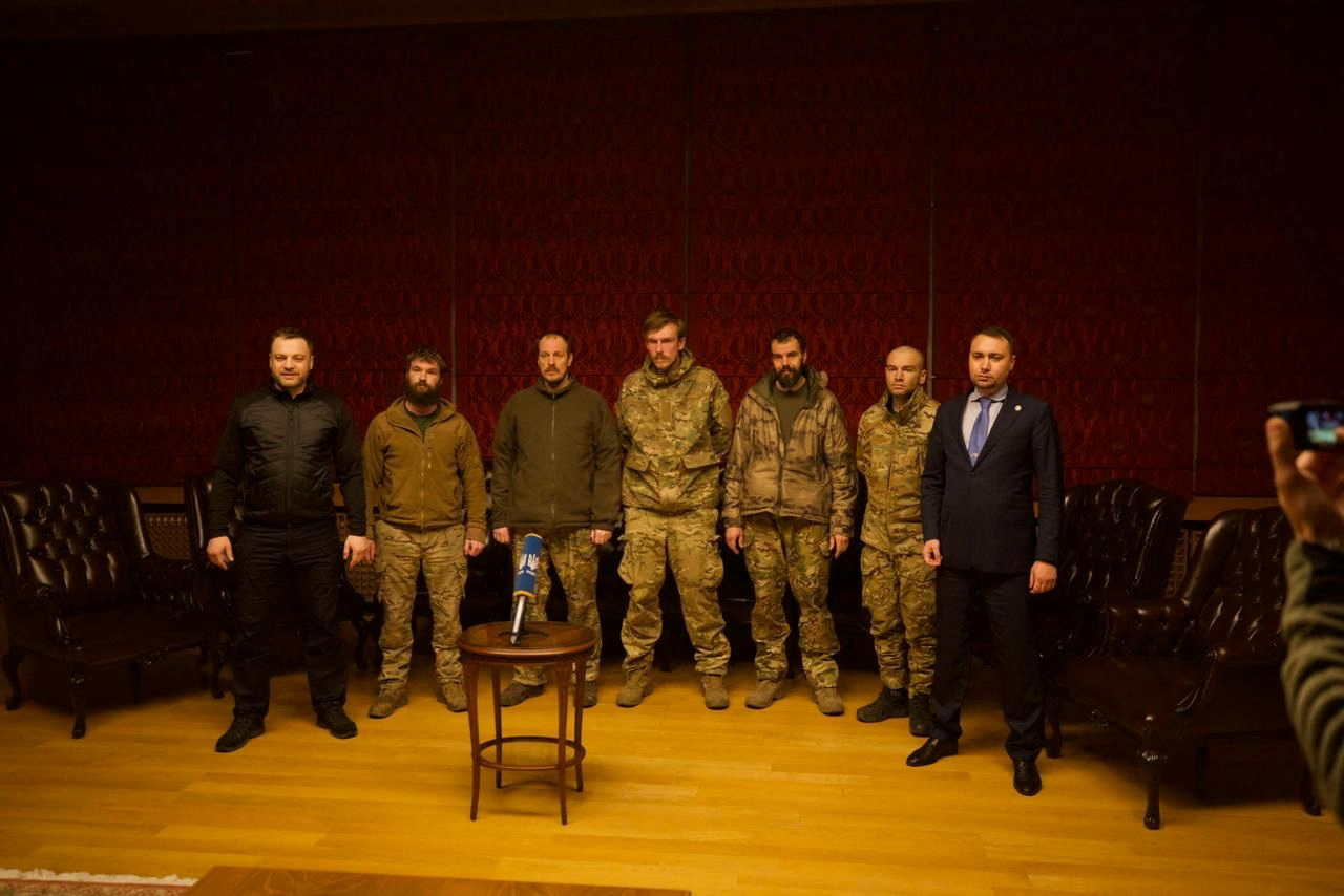Swapped commanders of defender of the Azovstal Iron and Steel Works speak with Ukrainian President Zelenskiy via video link in location given as Turkey