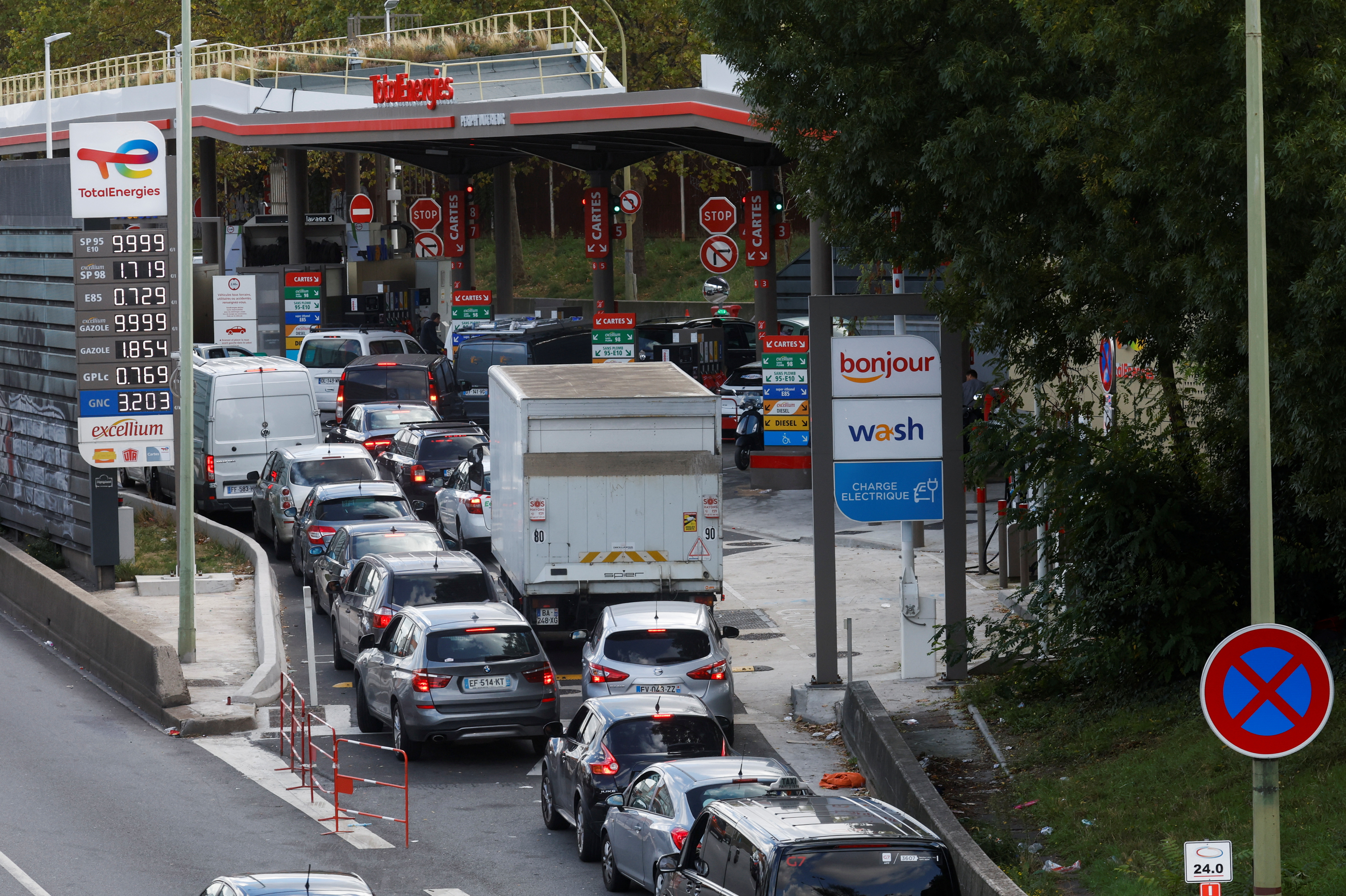 Queues stretch at Paris petrol stations, testing motorists' patience