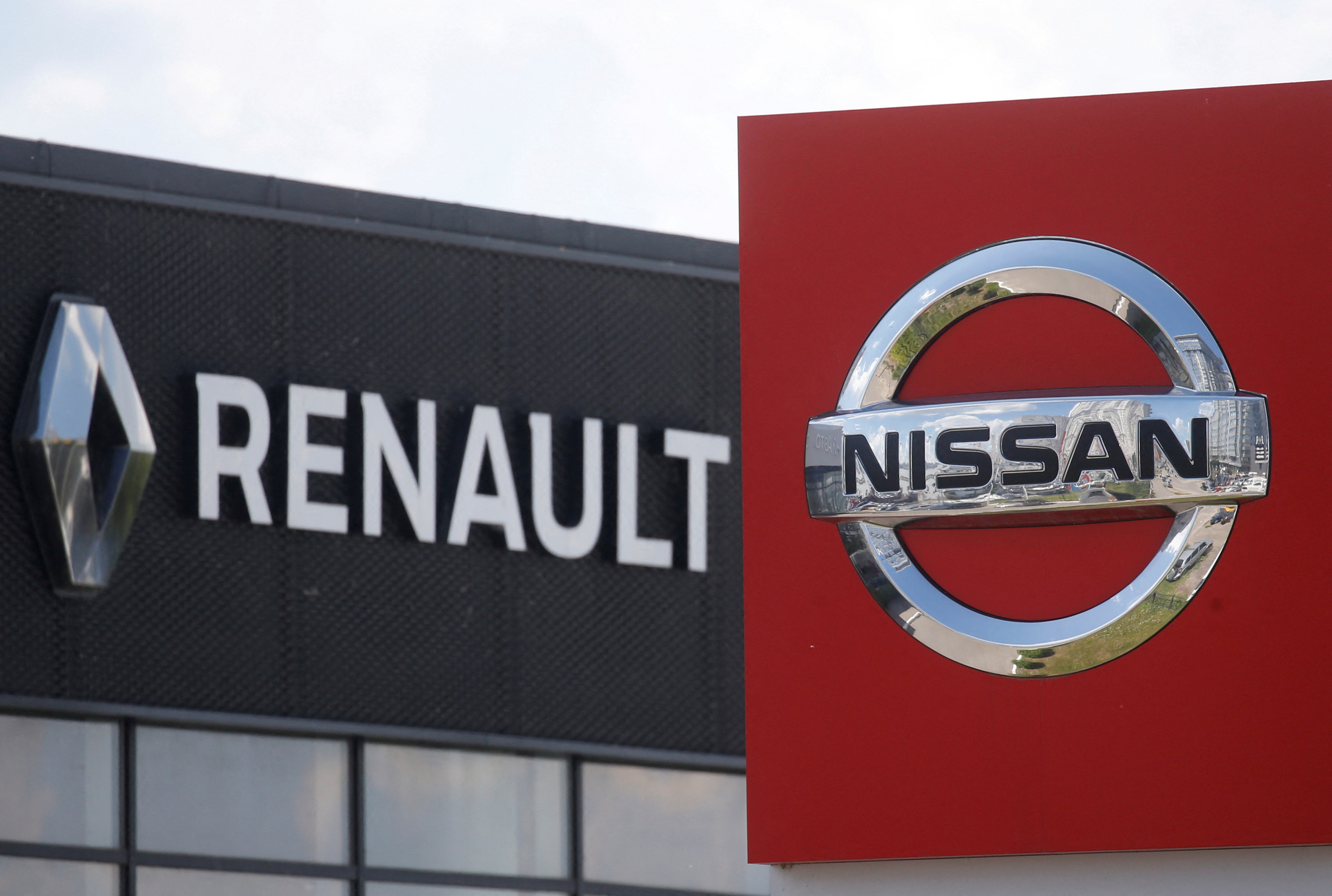 Los logotipos de los fabricantes de automóviles Nissan y Renault se muestran en un concesionario Kyiv