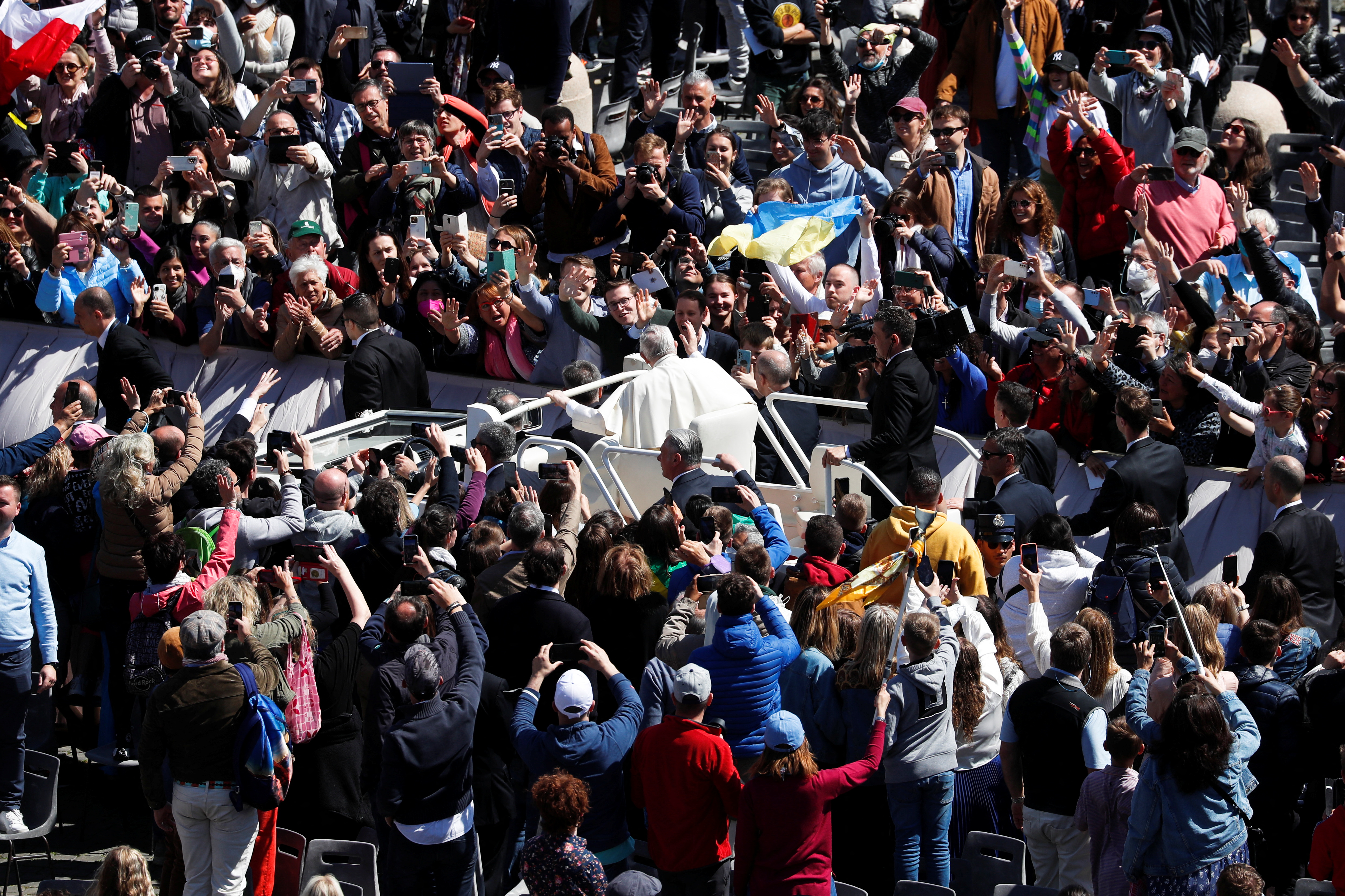 Pope leads Easter Sunday Mass at St. Peter's Square