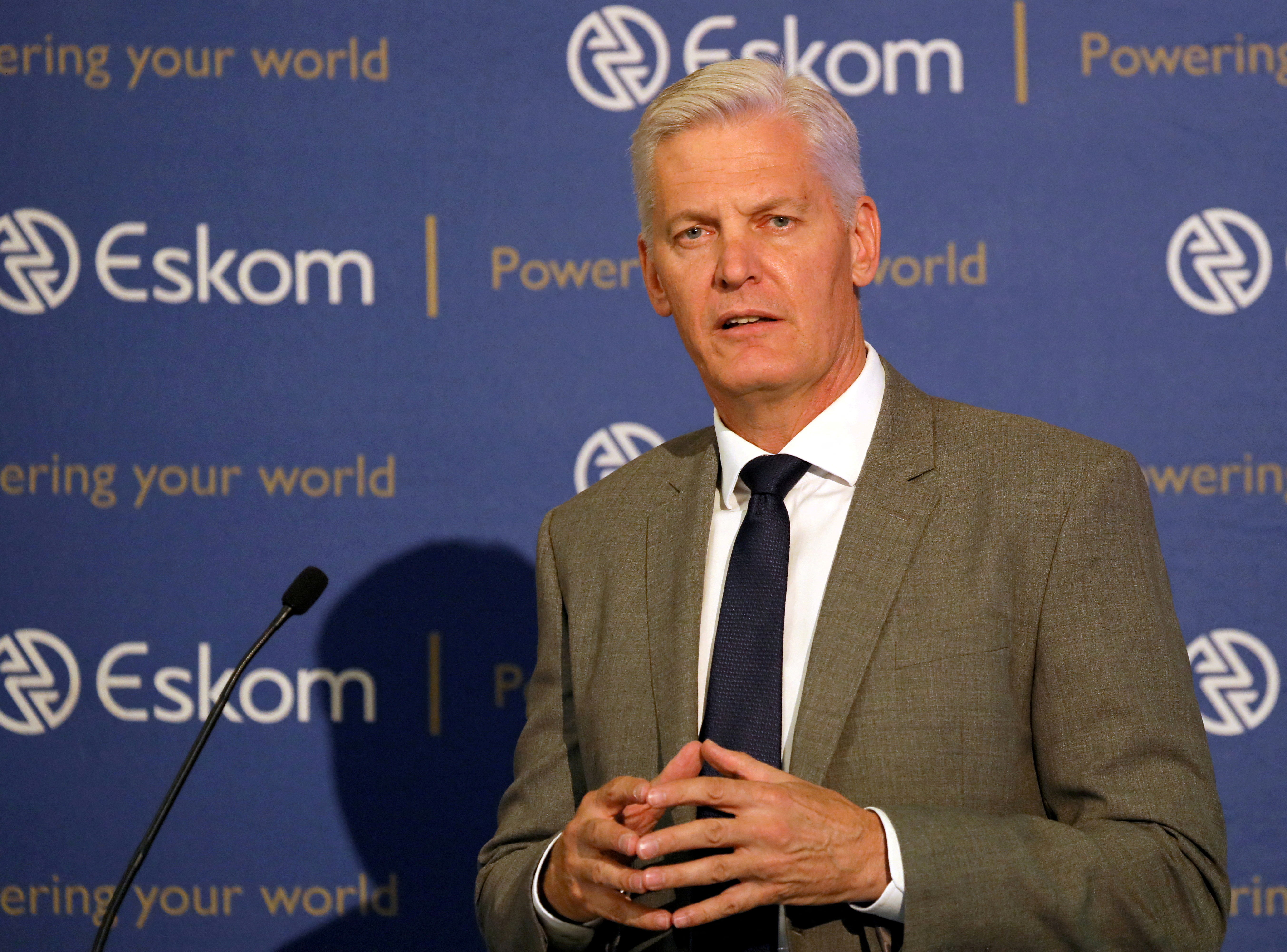 Andre de Ruyter, CEO do grupo da concessionária de energia estatal Eskom, fala durante uma coletiva de imprensa em Joanesburgo