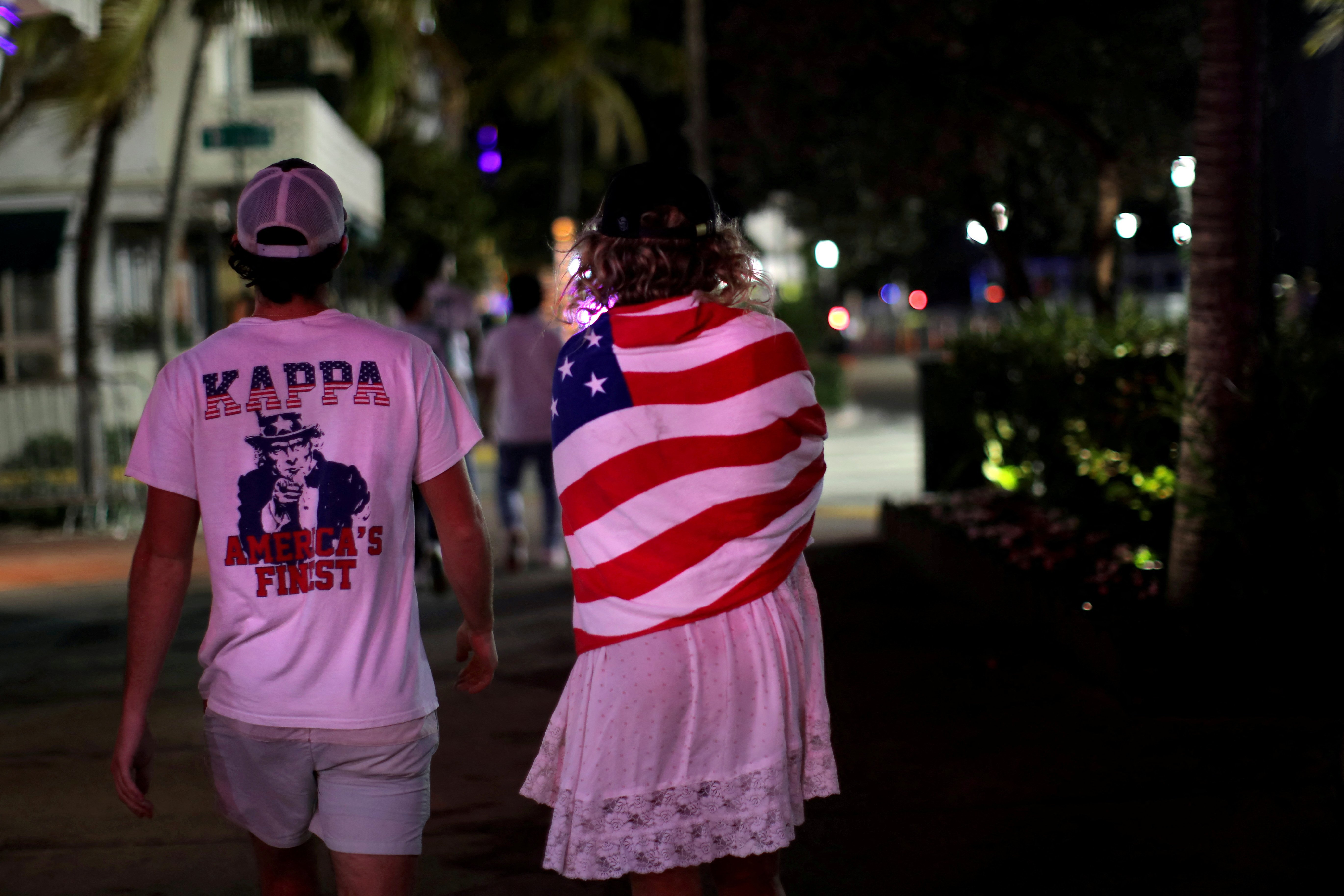 Estudiantes universitarios caminan por una calle de Miami Beach durante las vacaciones de primavera