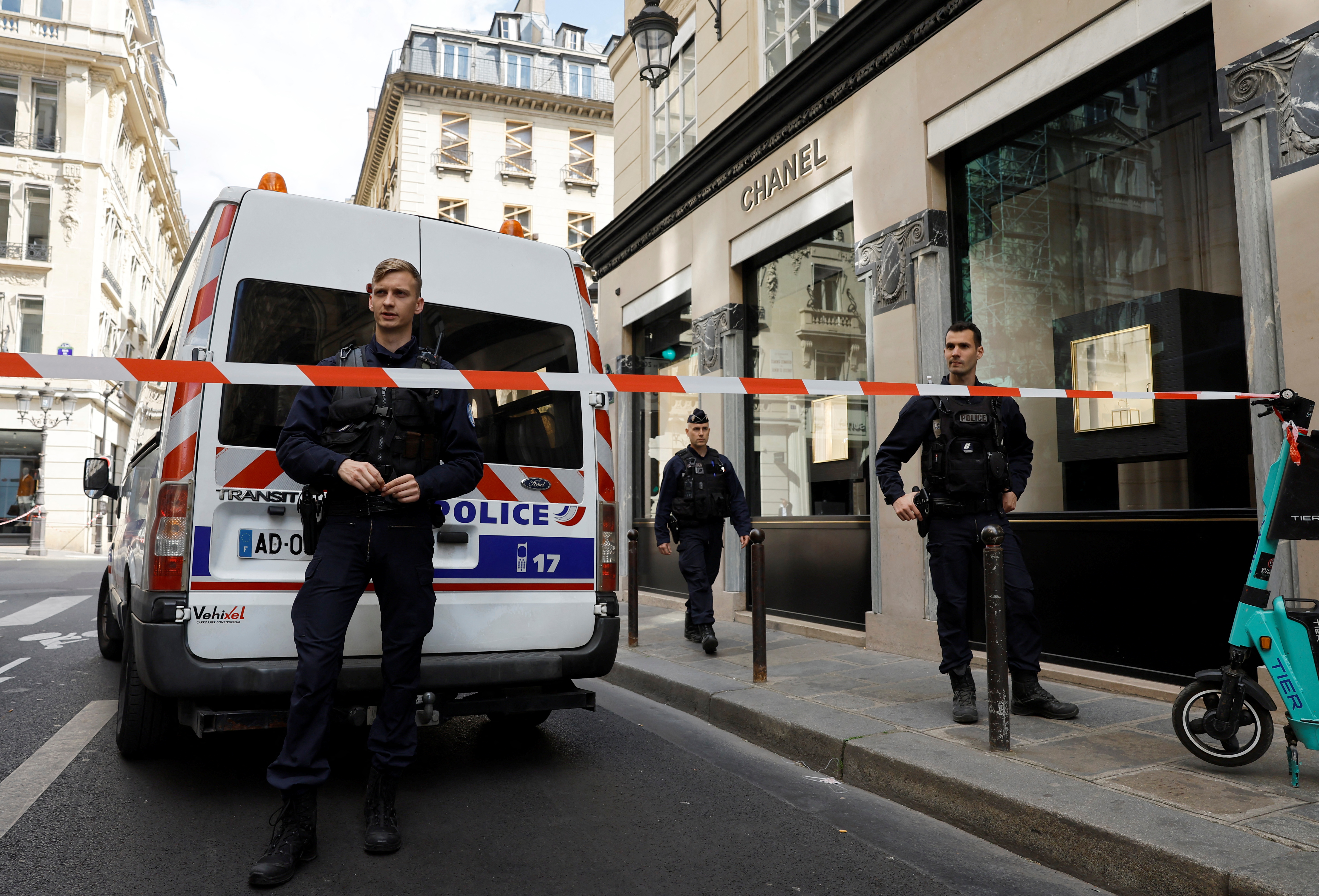 Armed gang robs Chanel store in Paris