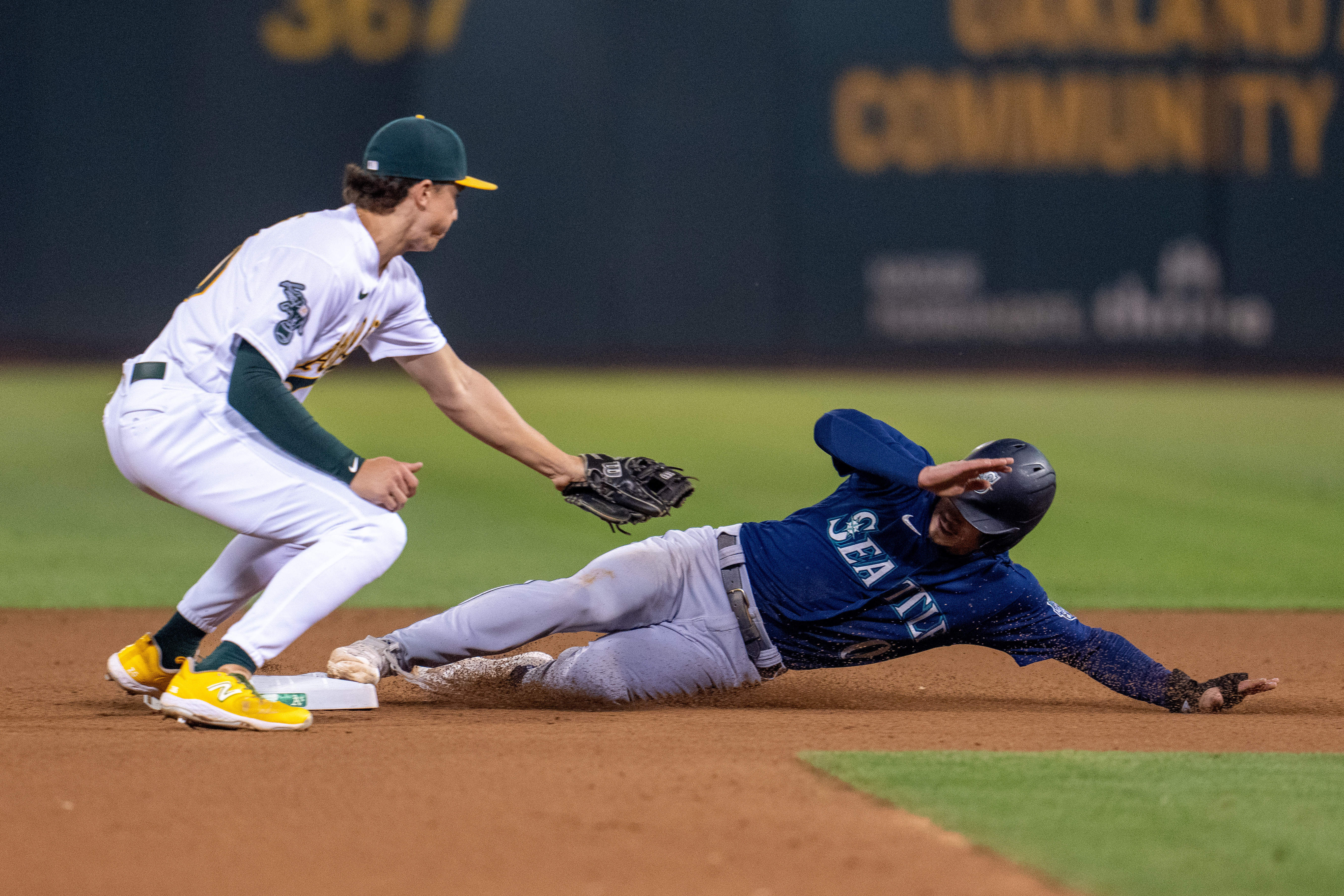 Mariners continue dominance of A's, win 7-2