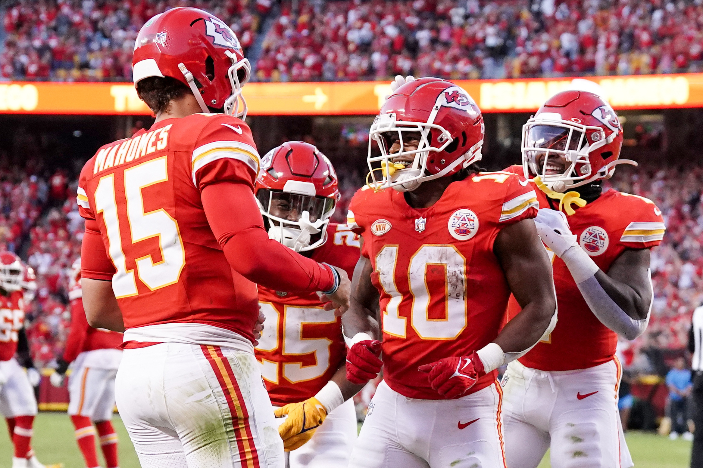 Patrick Mahomes stars against Chargers as Chiefs win sixth straight ...