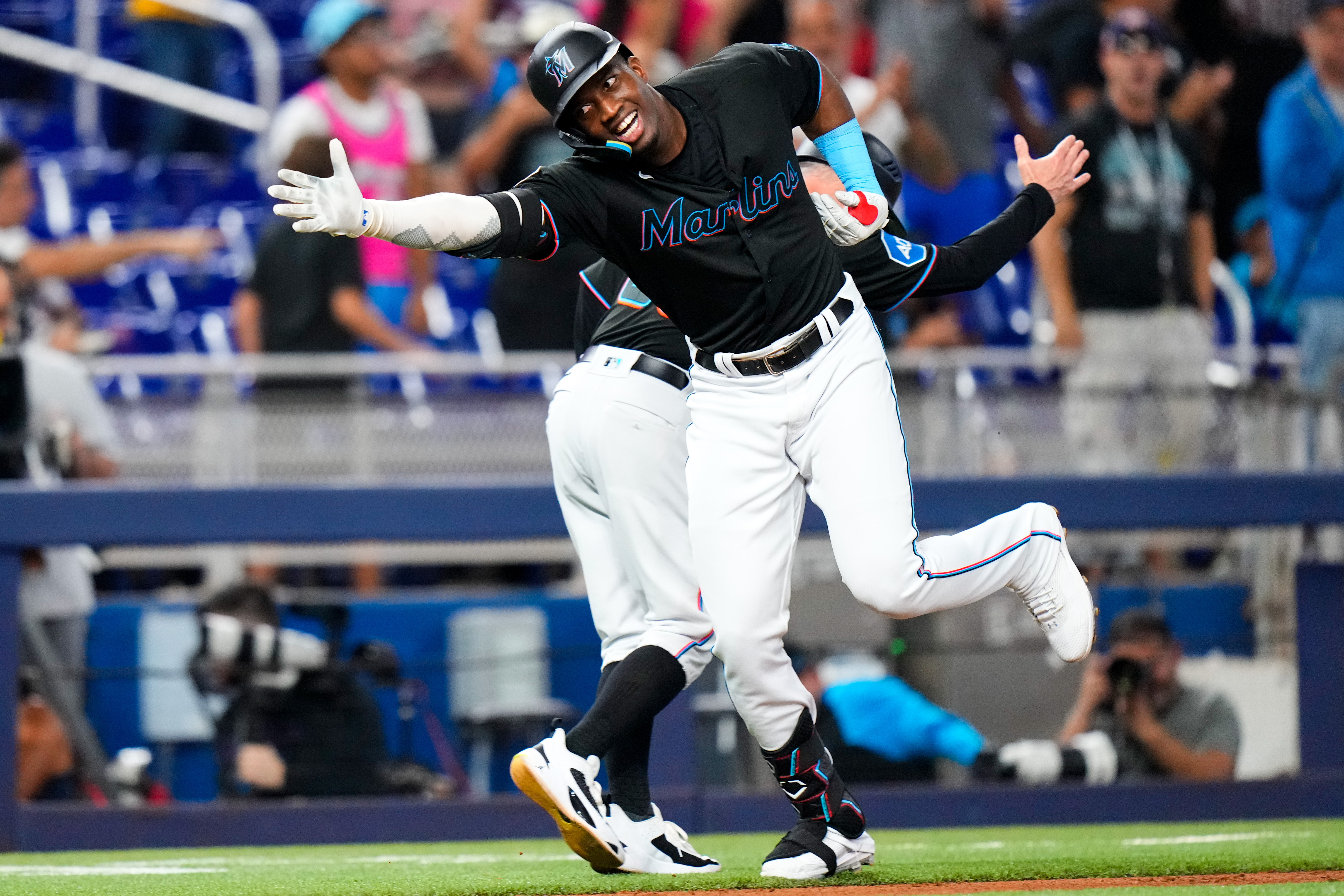 Marlins top Royals, sweep second straight series