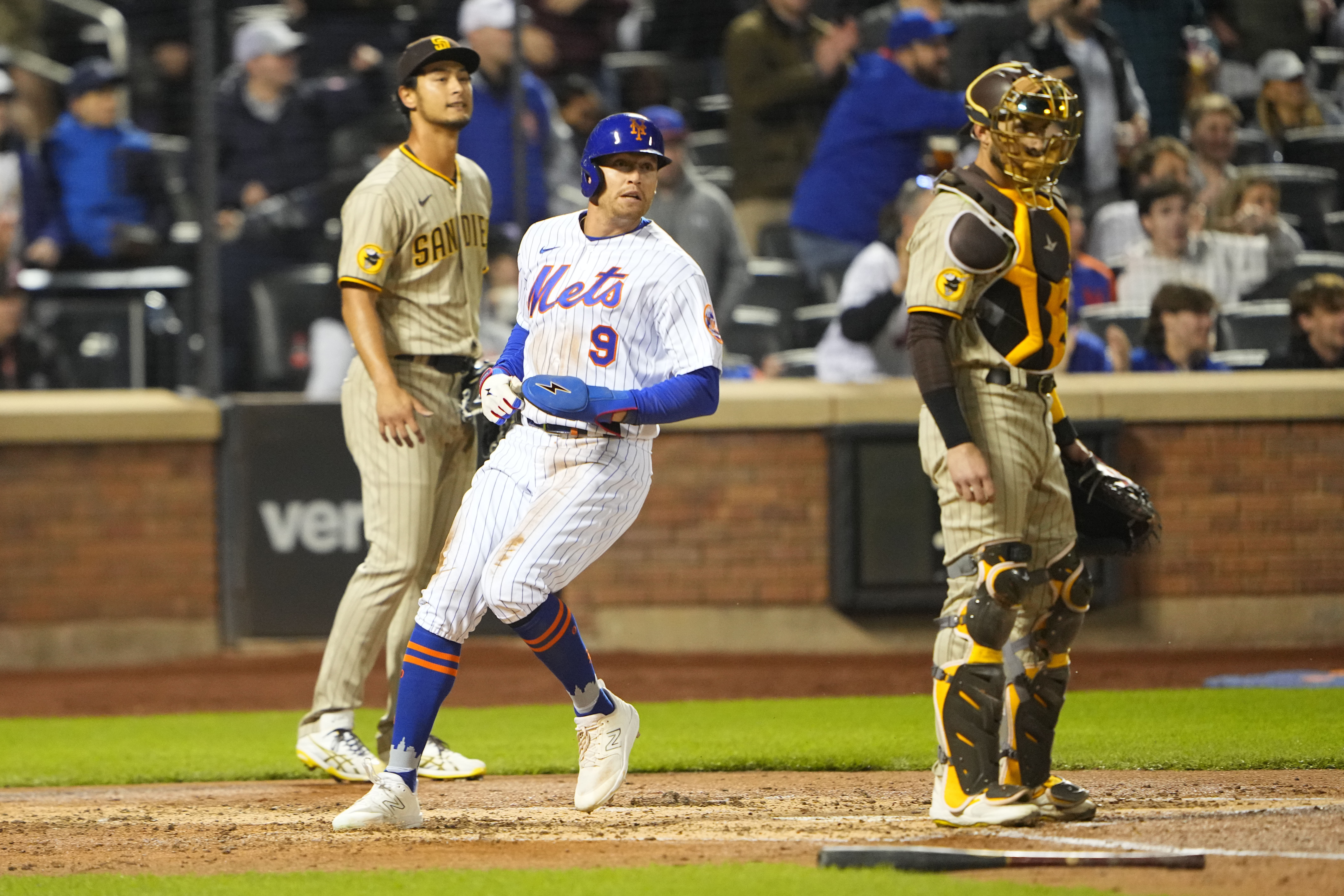 Mets rally past Padres in ninth