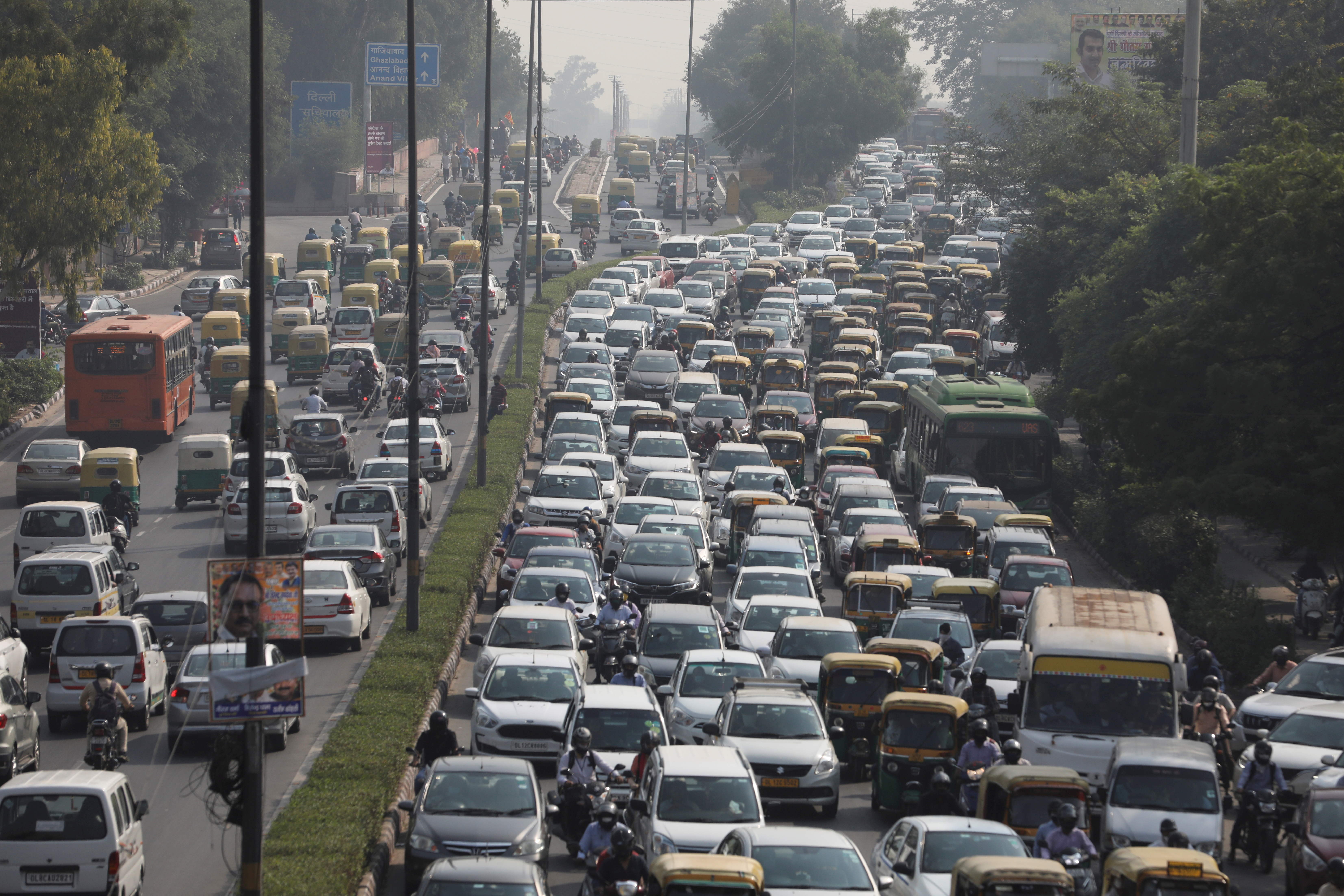 Vehicles queue at a traffic light on a hazy morning in New Delhi, India, October 16, 2020. REUTERS/Anushree Fadnavis