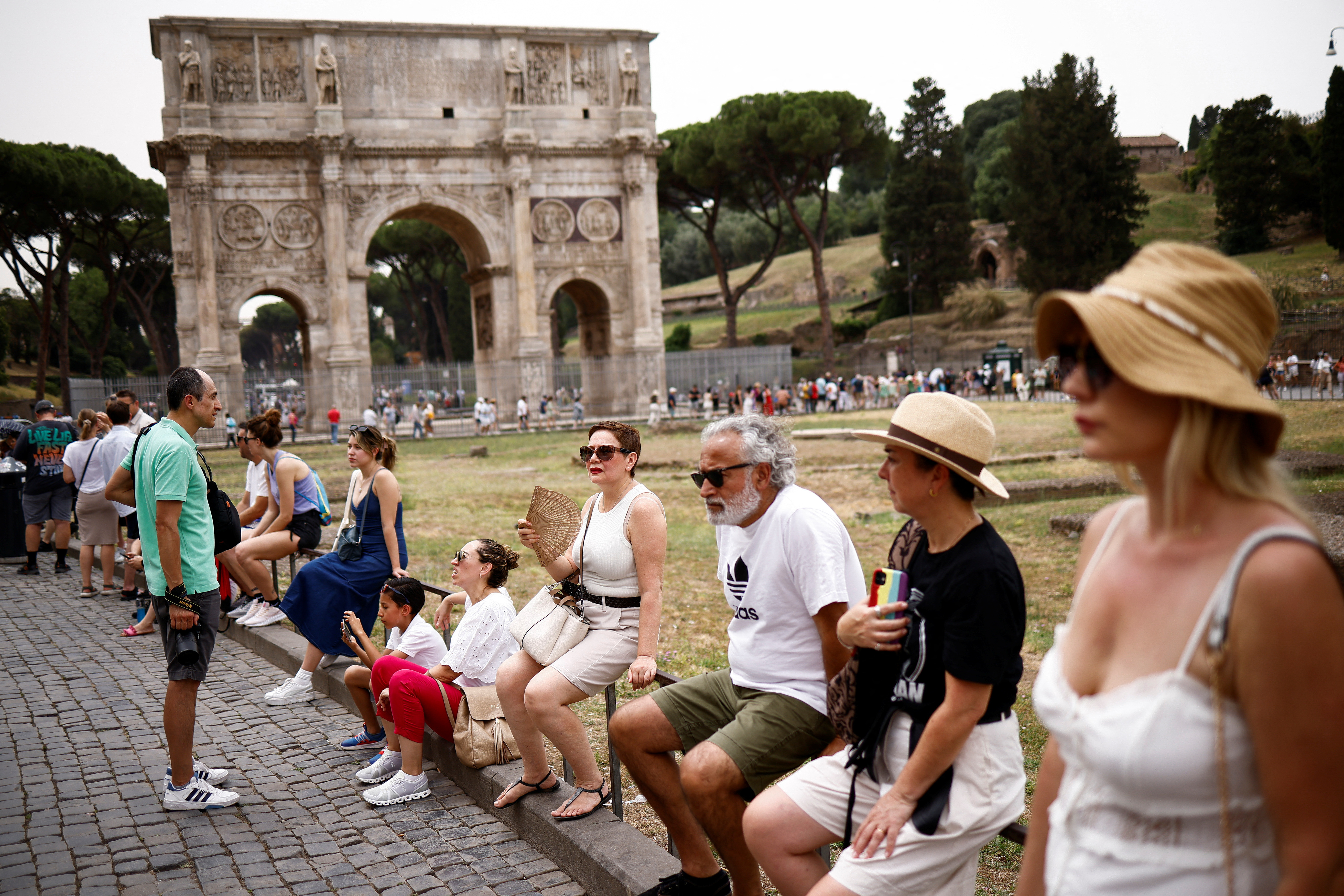 Tourists struggle with rising temperatures amidst heatwave in Rome