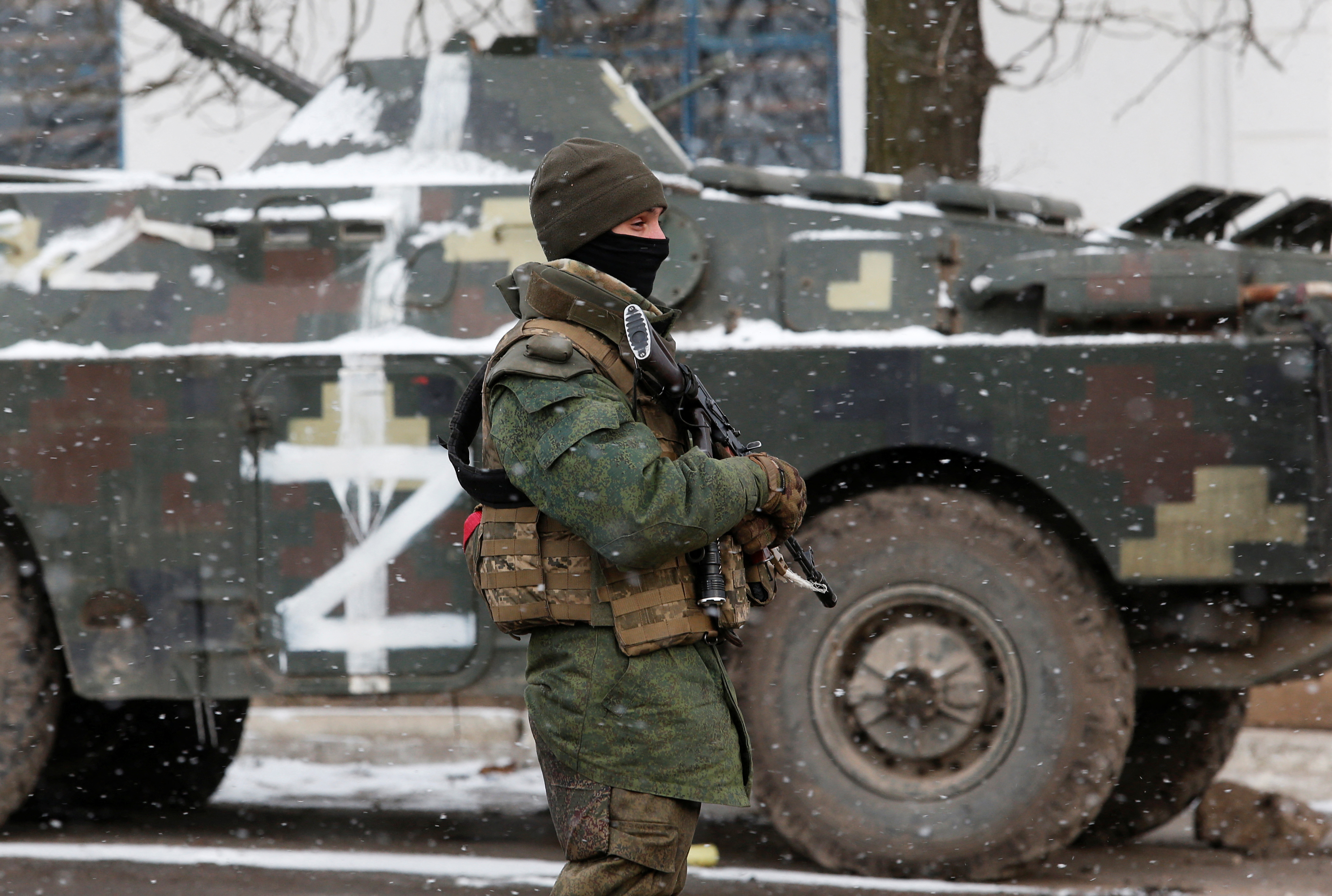 День военной операции. Военная техника. Российские войска в Чечне. Российские солдаты на технике.