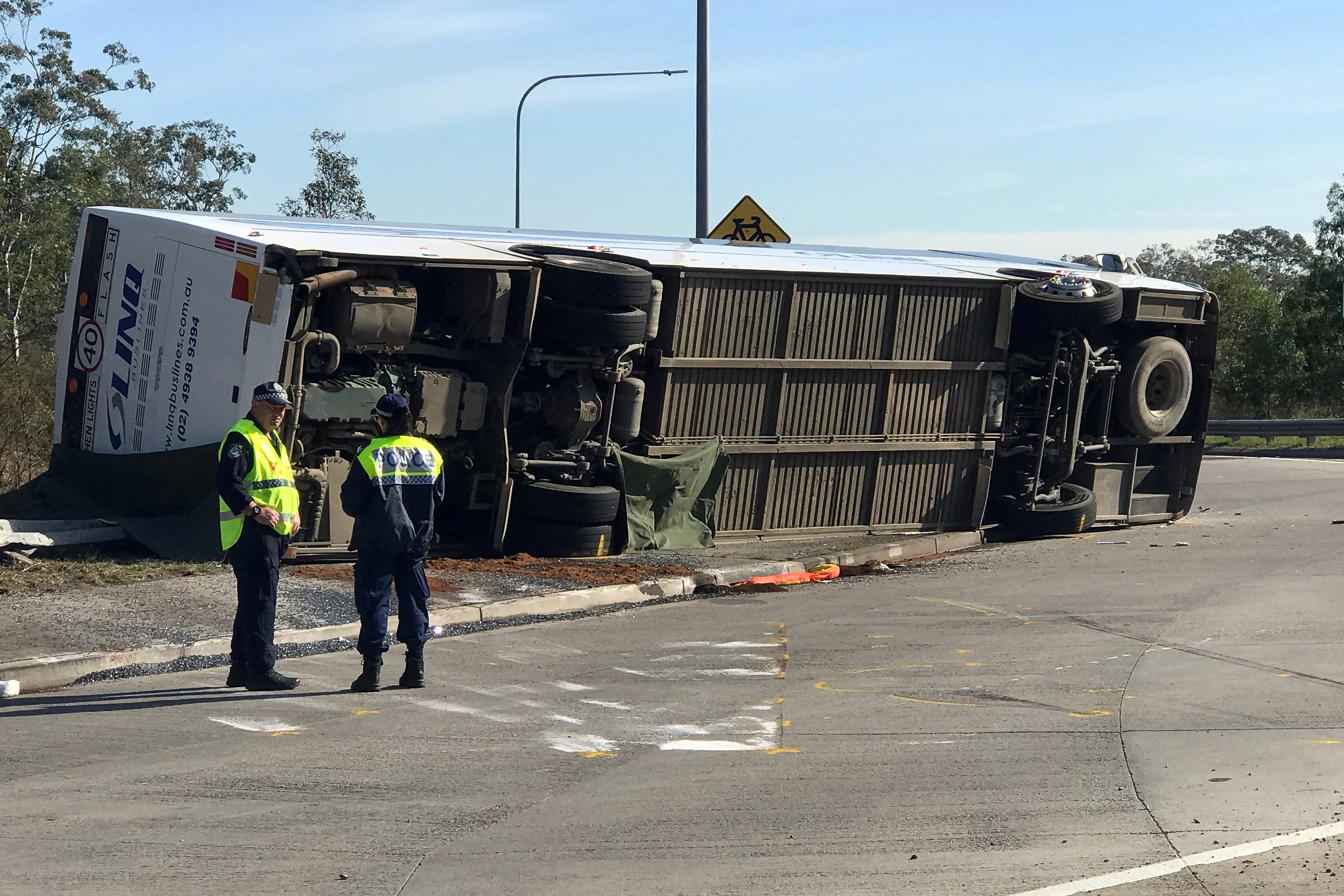 Sürücü, Avustralya’nın on yıllardır yaşadığı en kötü otobüs kazasının ardından 10 düğün konuğunu öldürmekle suçlandı.