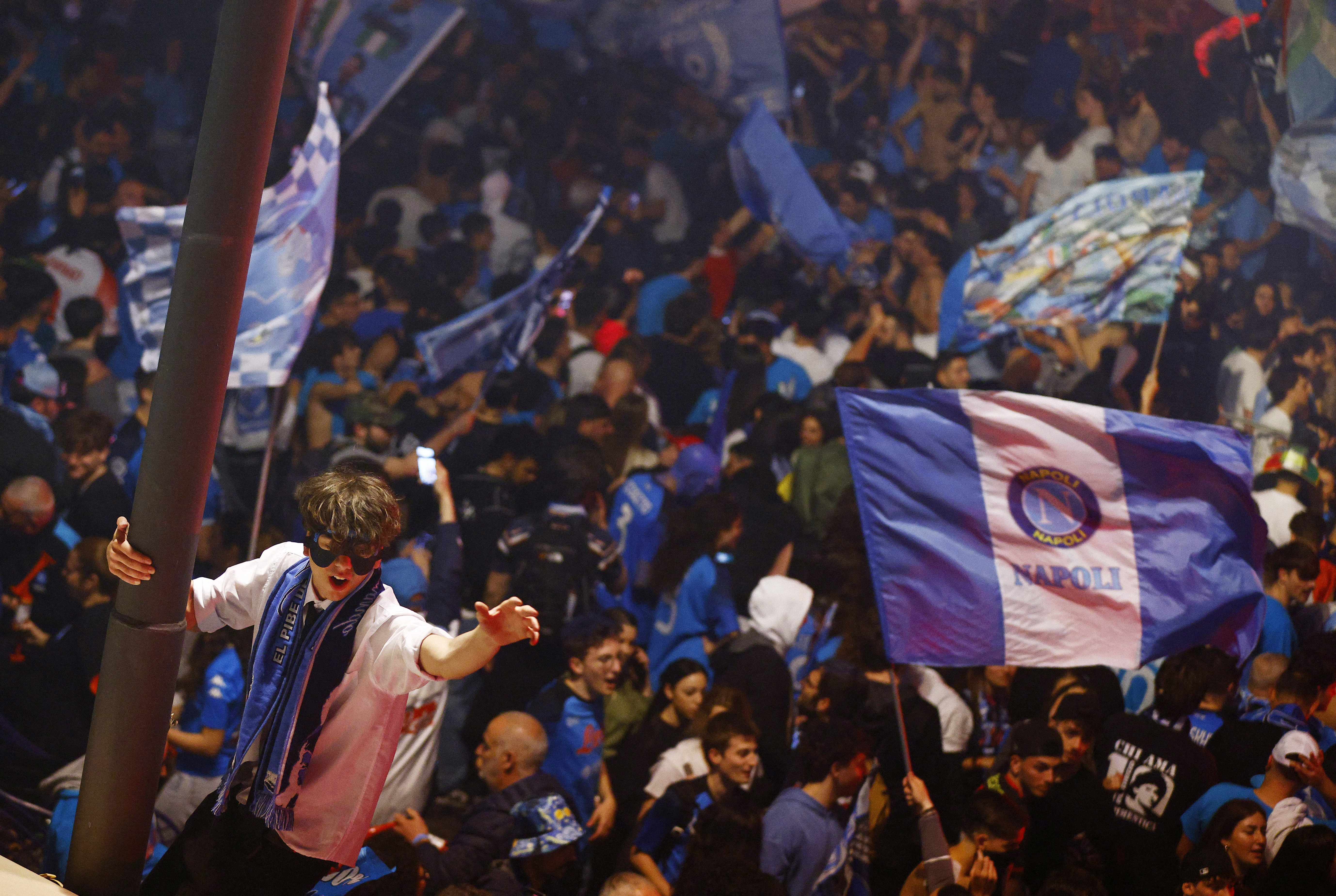 Il Napoli italiano esplode di gioia mentre la città riconquista finalmente il titolo di Serie A
