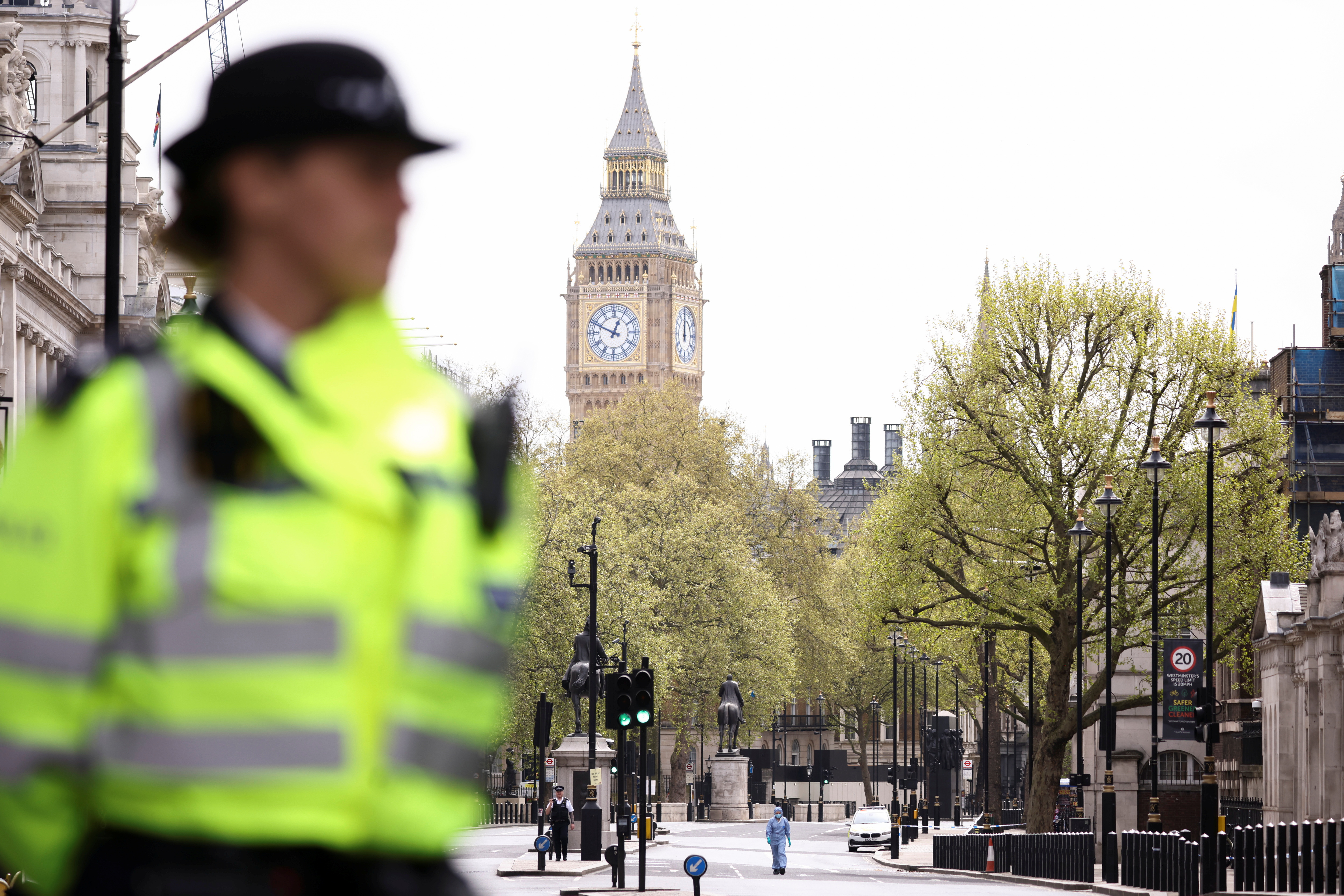 Полицијата го затвори патот и уапси маж во близина на Даунинг стрит по инцидент во Лондон