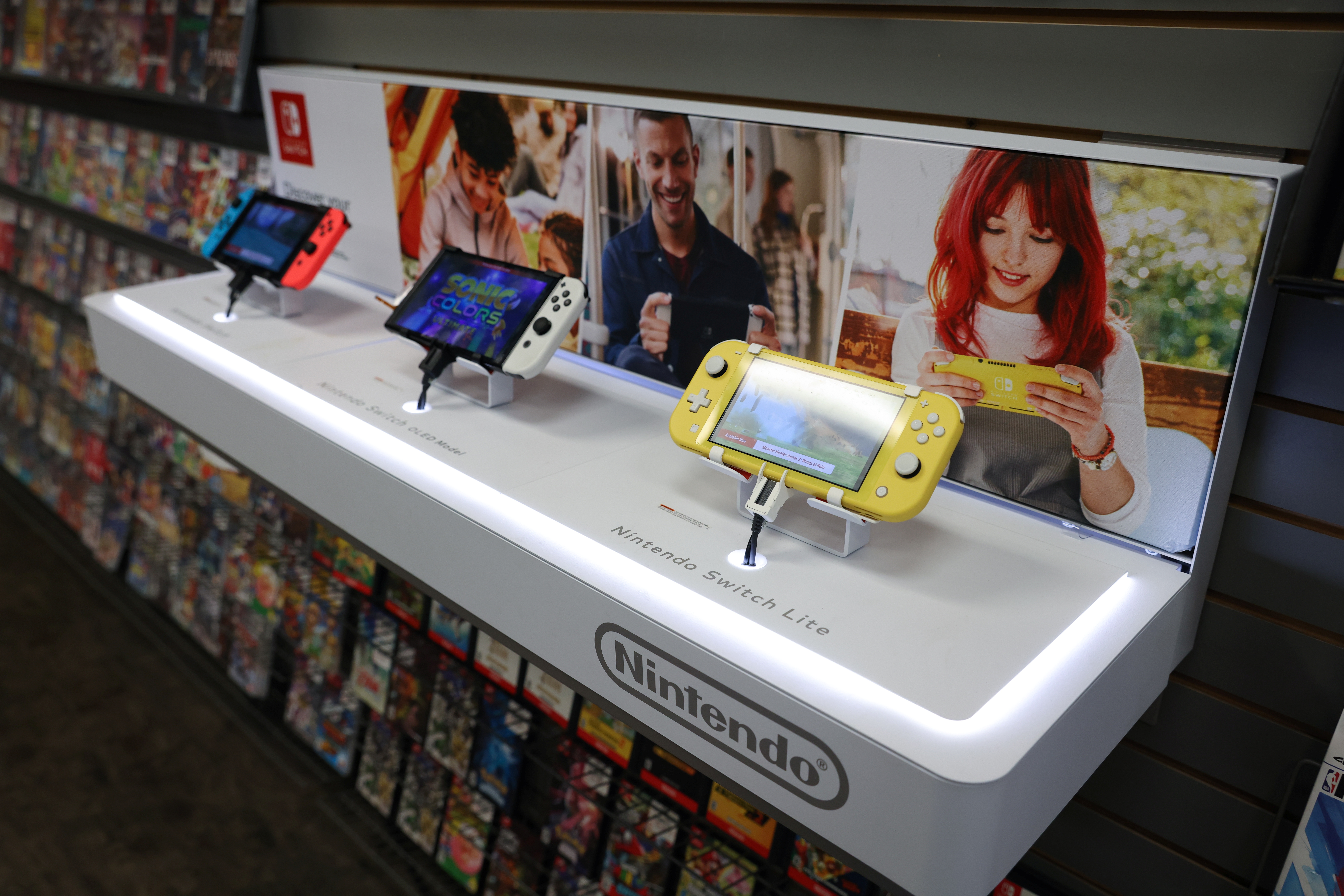 Varios modelos de Nintendo Switch están en exhibición en un GameStop en Manhattan, Nueva York