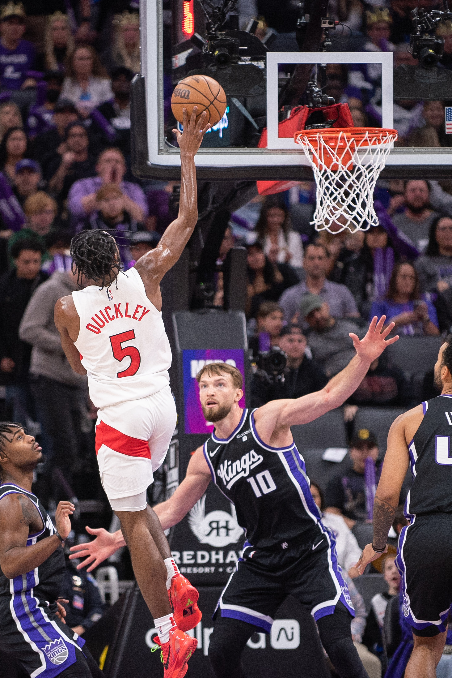 Domantas Sabonis (triple-double), Kings Barely Fend Off Raptors | Reuters