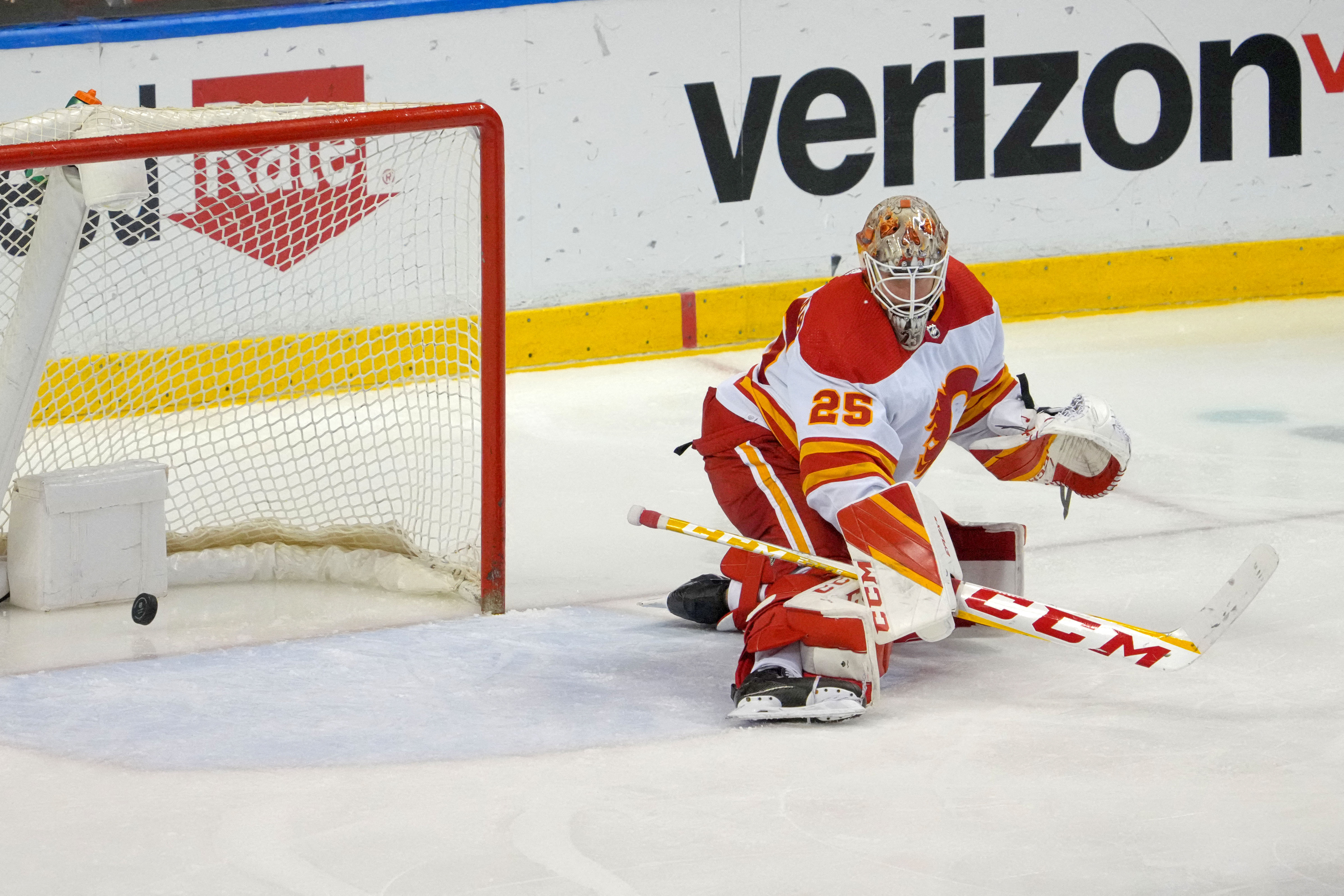 NHL roundup: Johnny Gaudreau's hat trick leads Flames past Lightning