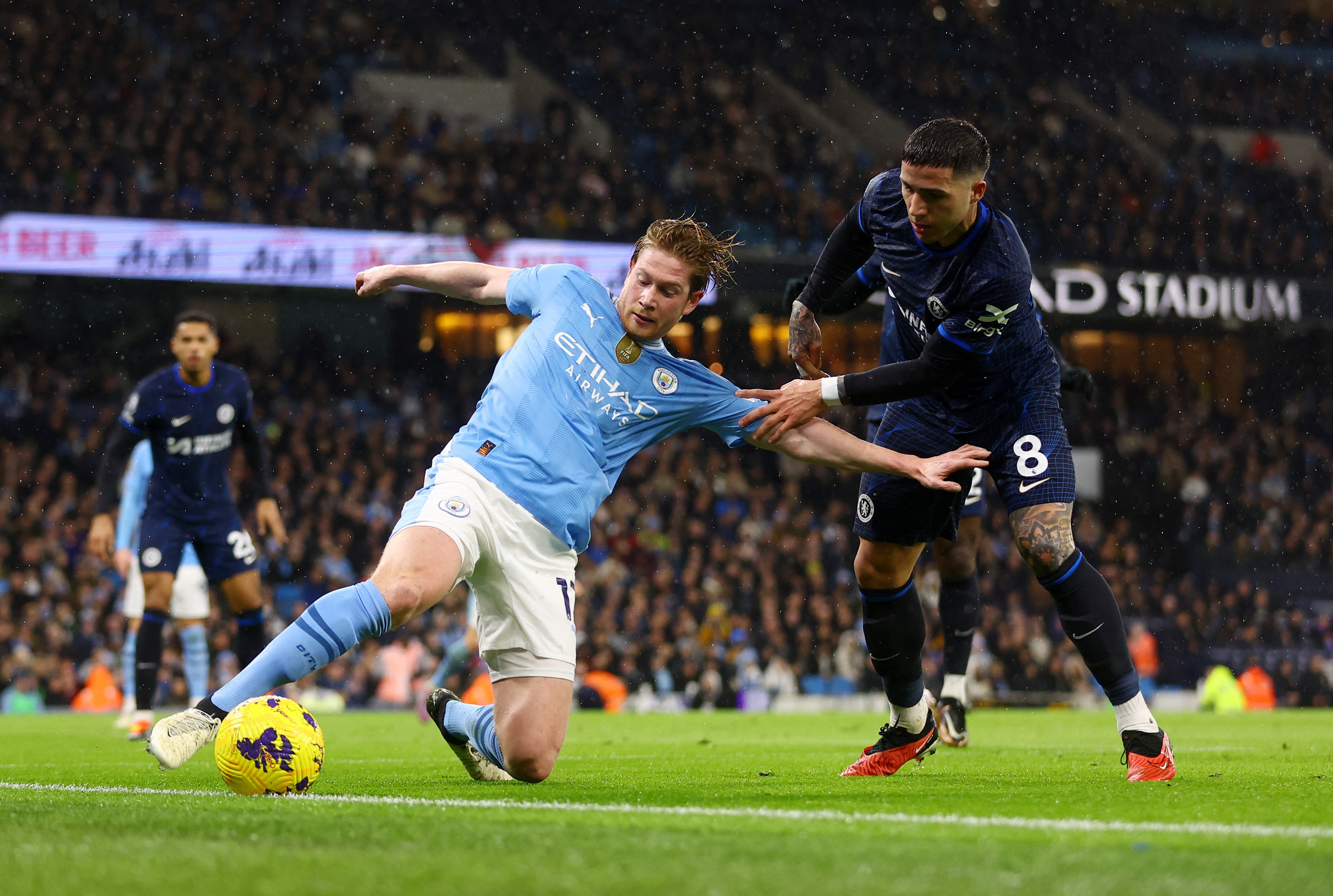  Soccer Football - Premier League - Manchester City v Chelsea - Etihad Stadium, Manchester, Britain - February 17, 2024 Chelsea's Enzo Fernandez in action with Manchester City's Kevin De Bruyne REUTERS/Carl Recine
