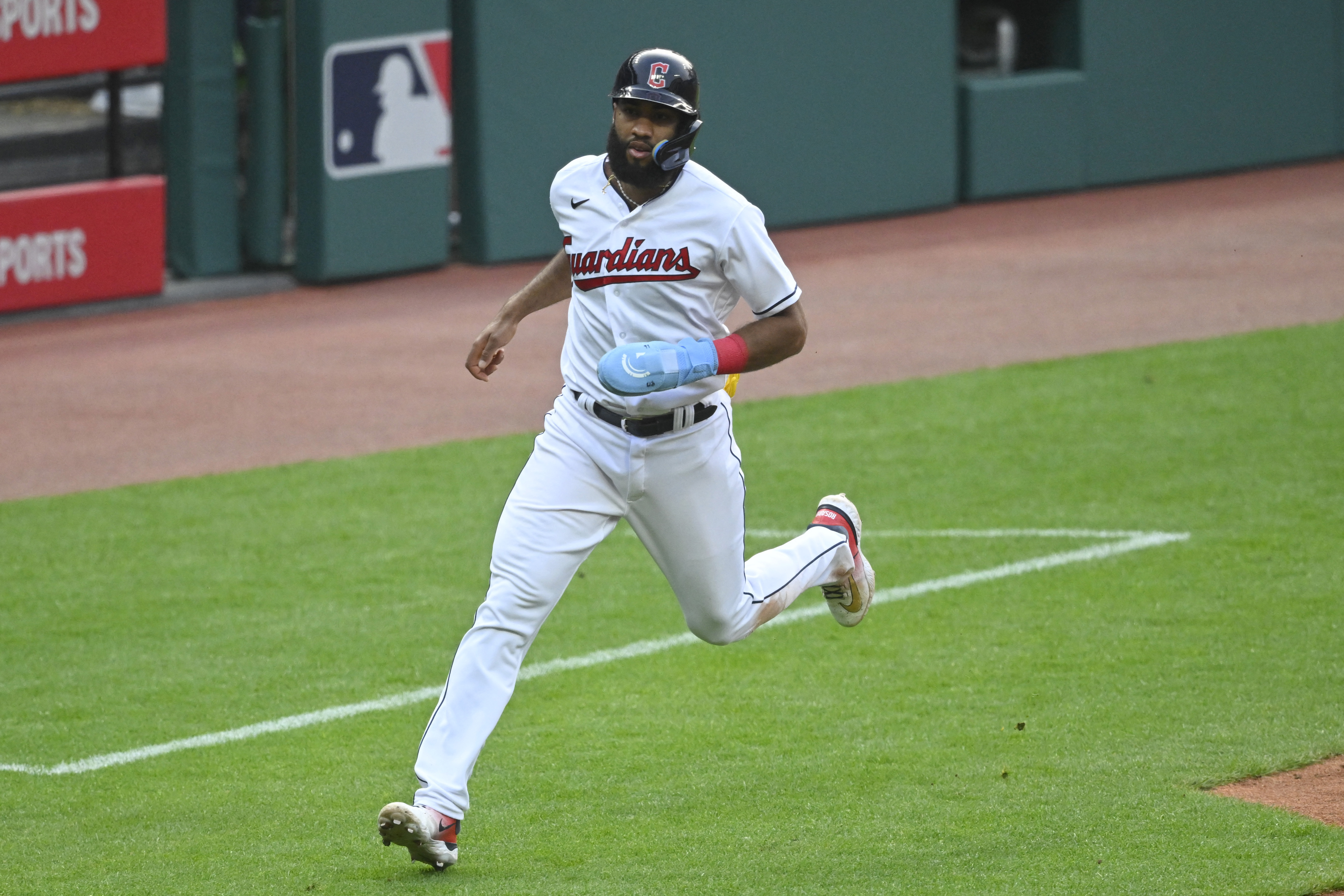 White Sox use 3-run seventh to down Guardians