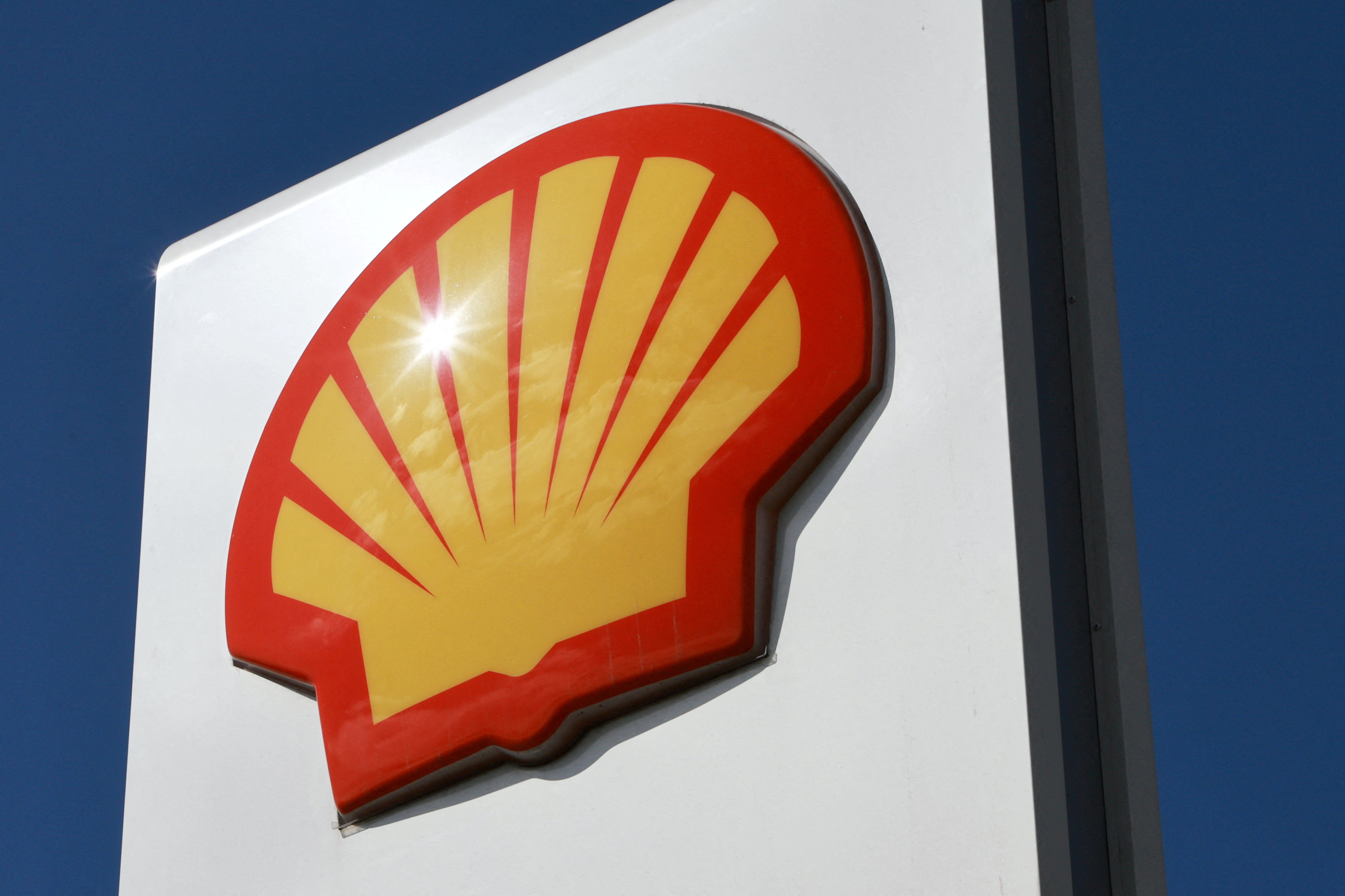 Una vista mostra un tabellone con il logo della Shell presso la stazione di servizio dell'azienda a San Pietroburgo