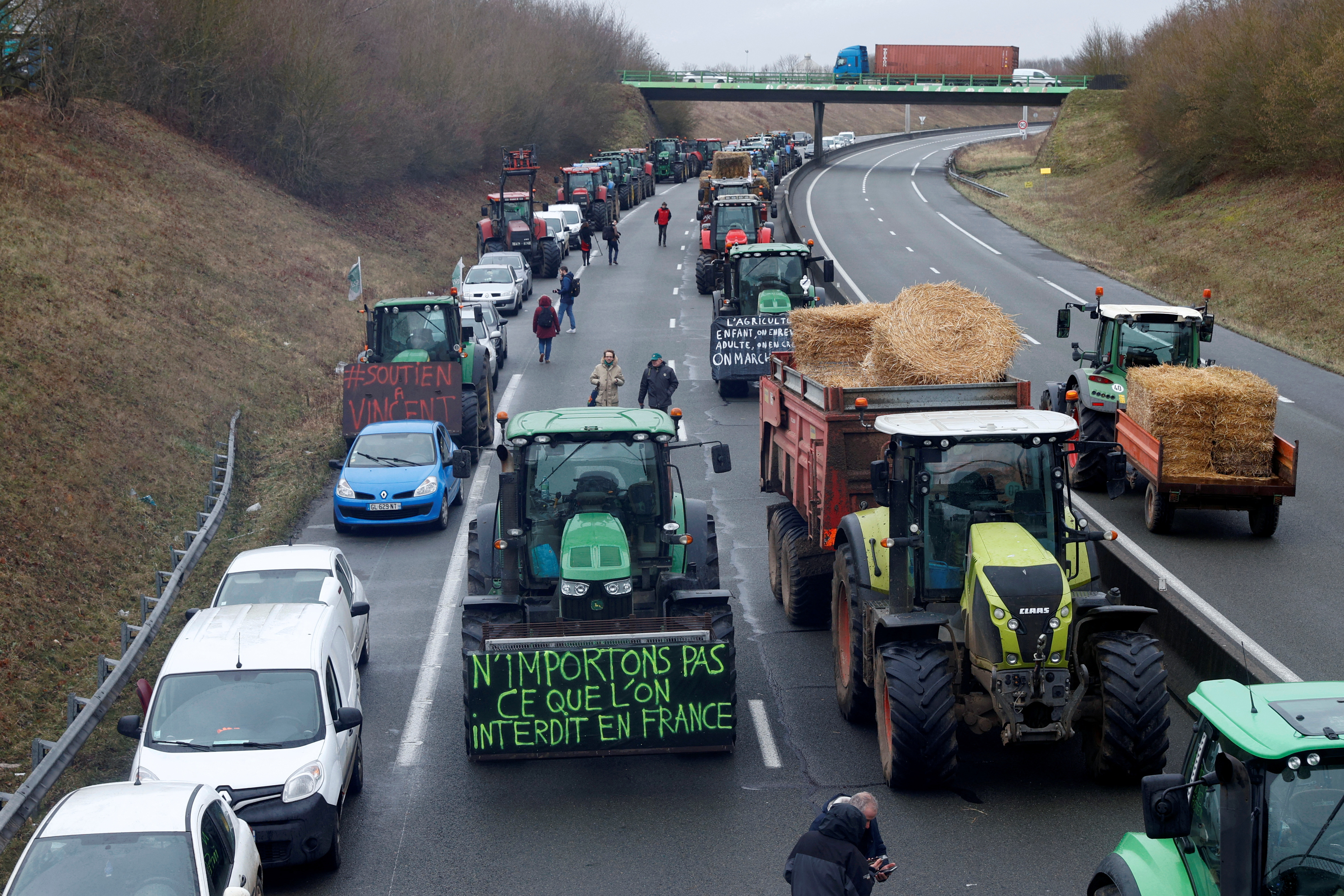 French farmers up pressure on government as protests spread | Reuters