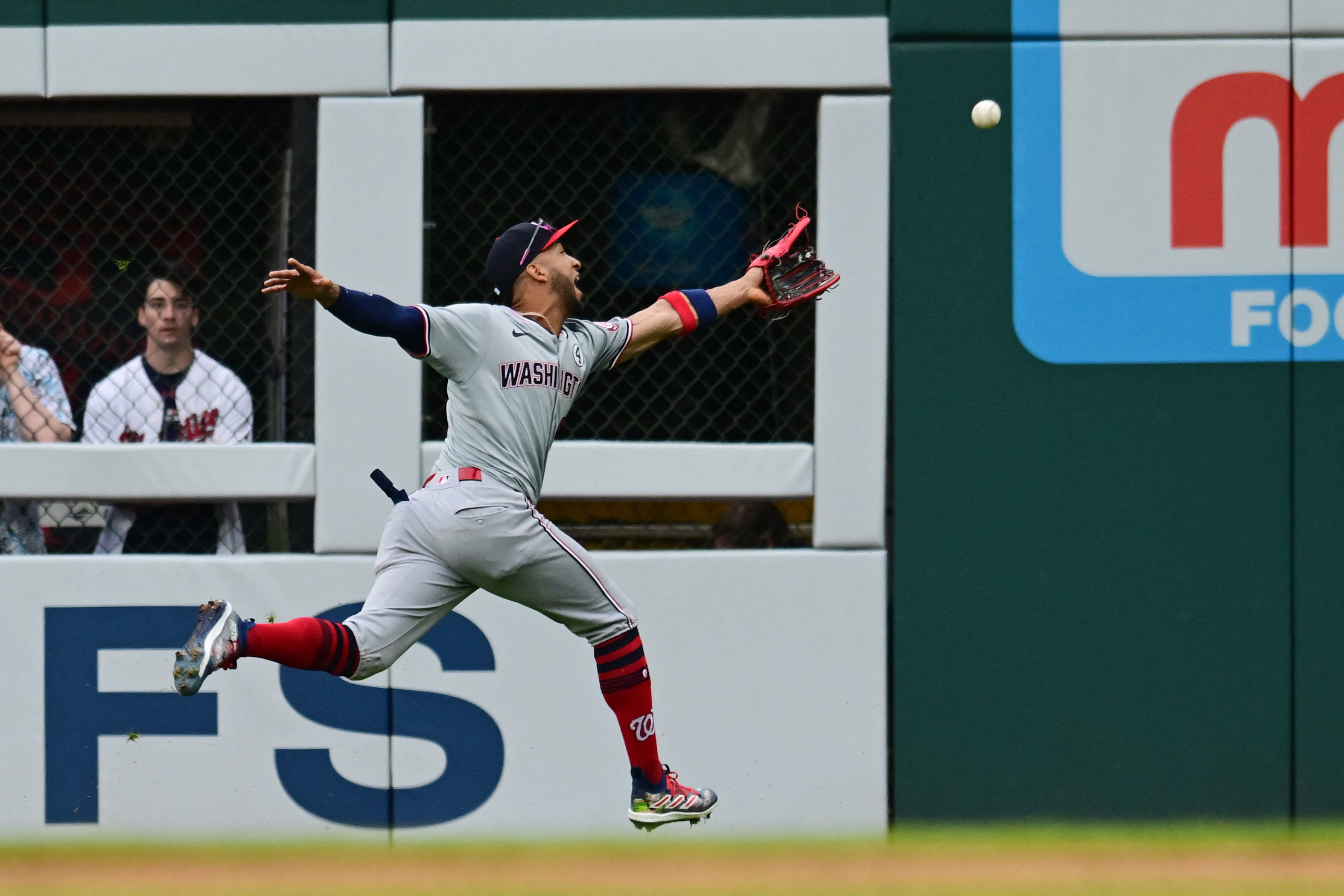 Nationals cool down hot Guardians | Reuters