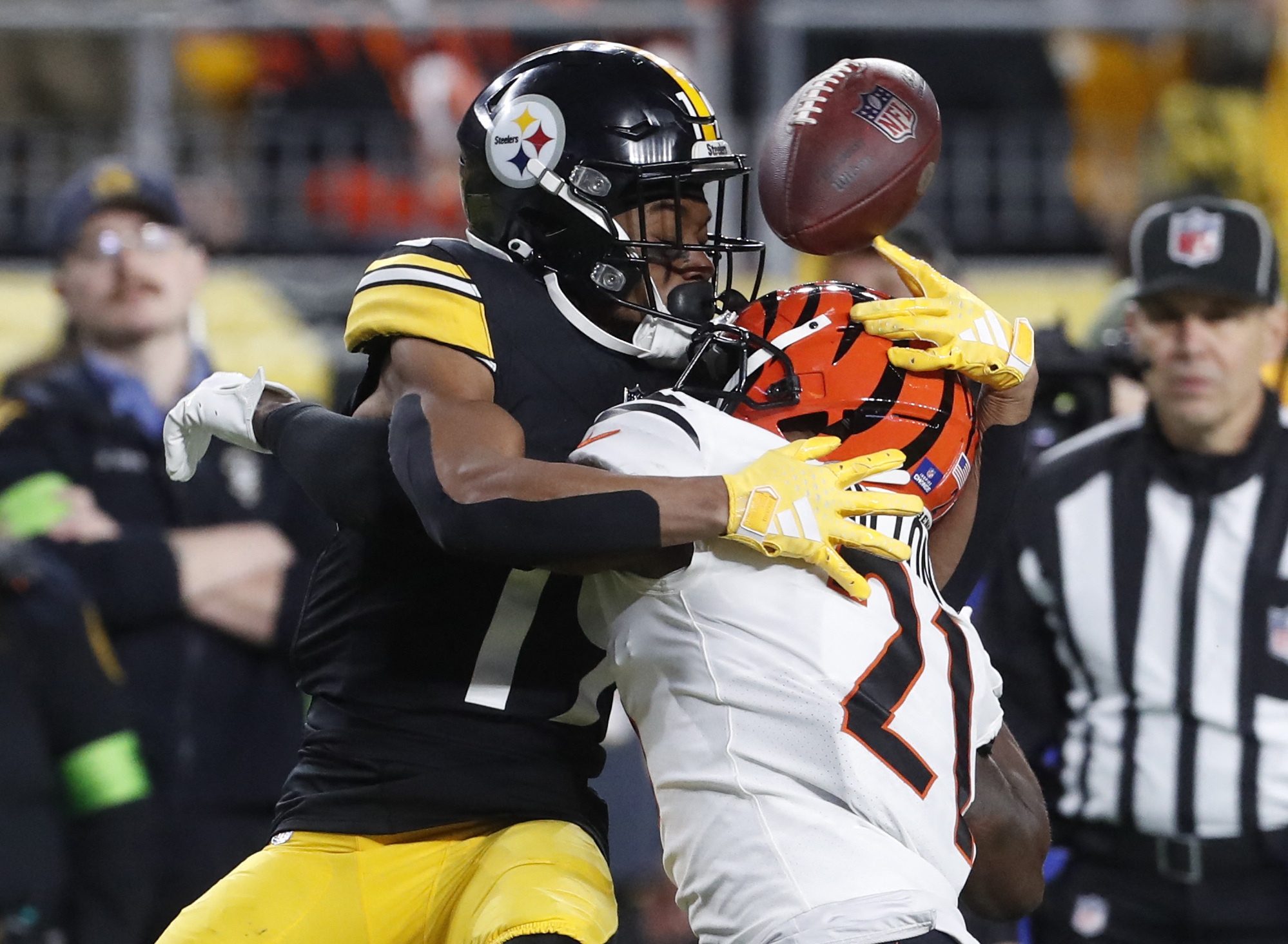 Steelers use big plays to bury Bengals | Reuters